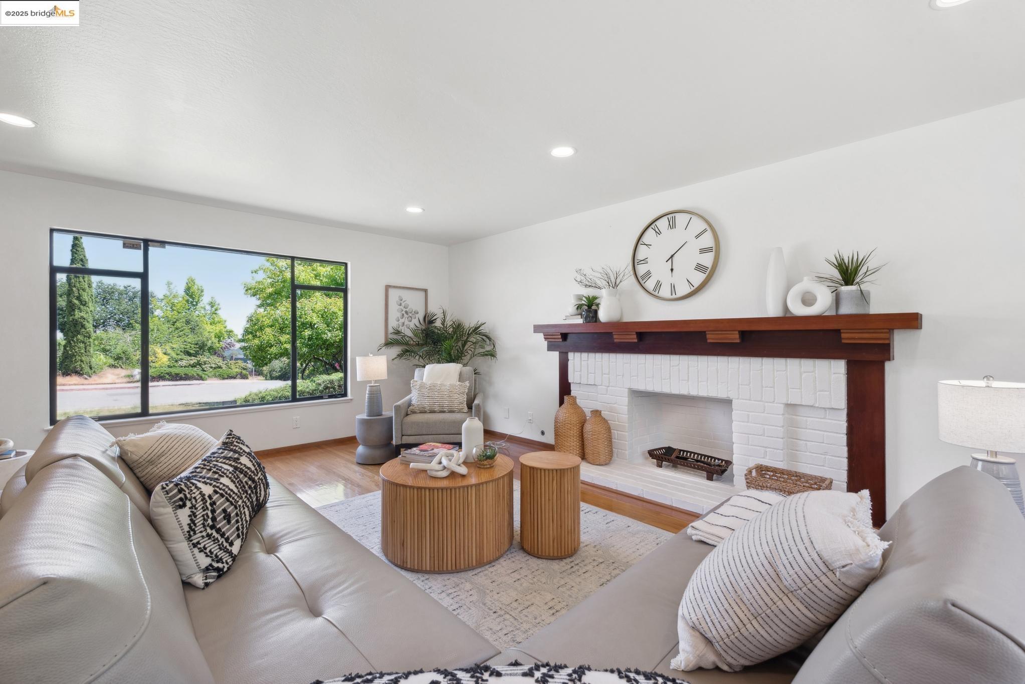Detail Gallery Image 10 of 59 For 13185 Clairepointe Way, Oakland,  CA 94619 - 4 Beds | 2/1 Baths