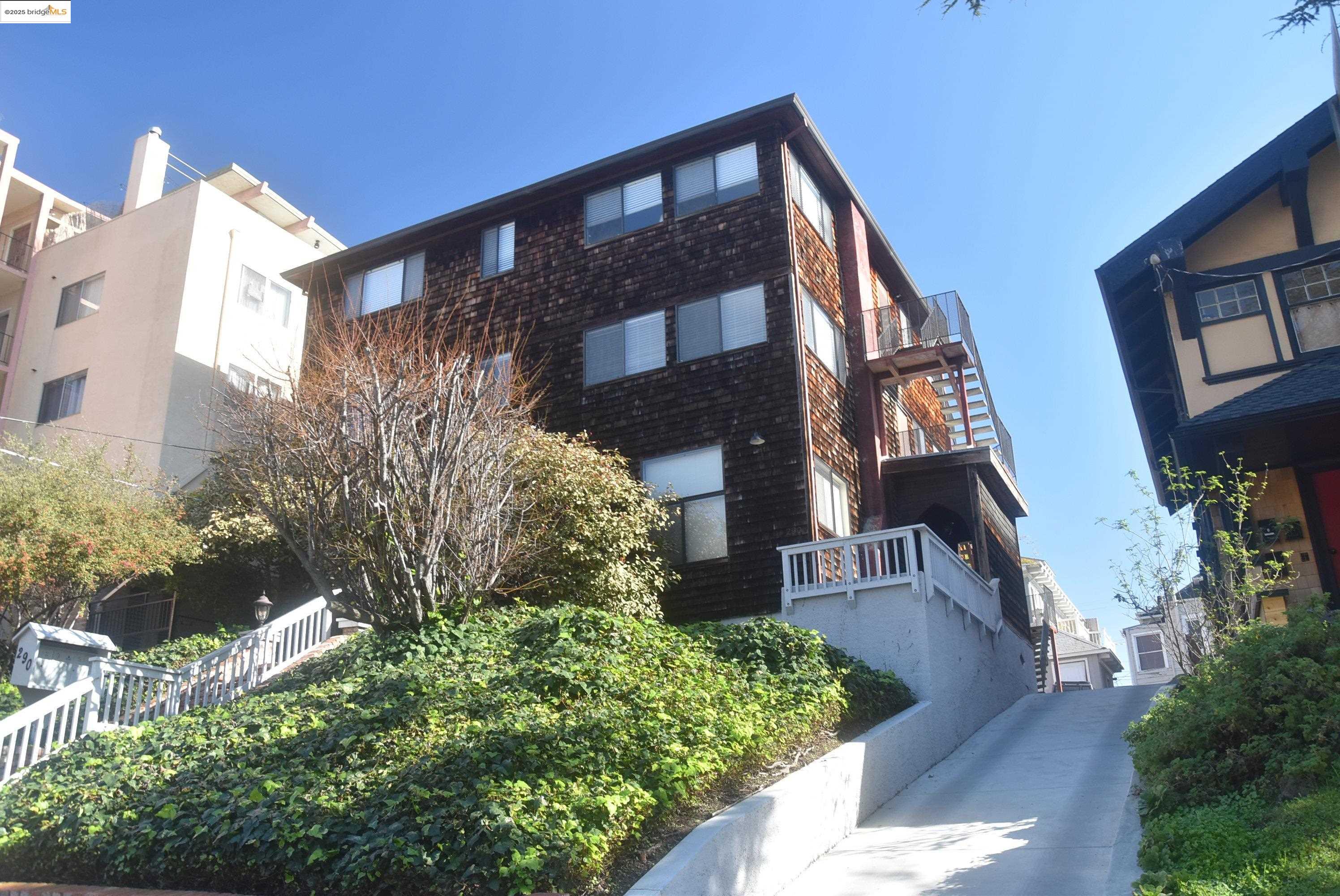 Detail Gallery Image 1 of 32 For 290 Park View Terrace, Oakland,  CA 94610 - – Beds | – Baths