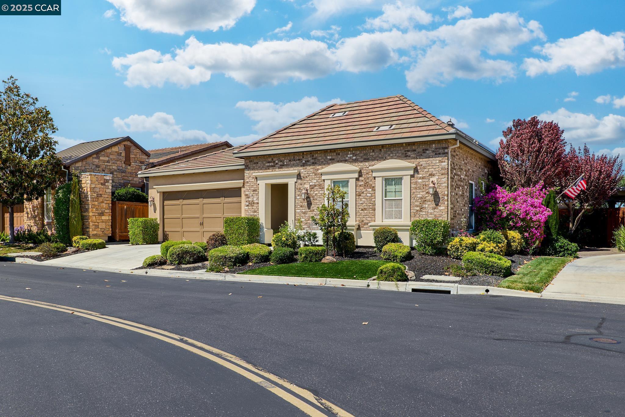 Detail Gallery Image 2 of 35 For 1681 Gamay Ln, Brentwood,  CA 94513 - 2 Beds | 2/1 Baths