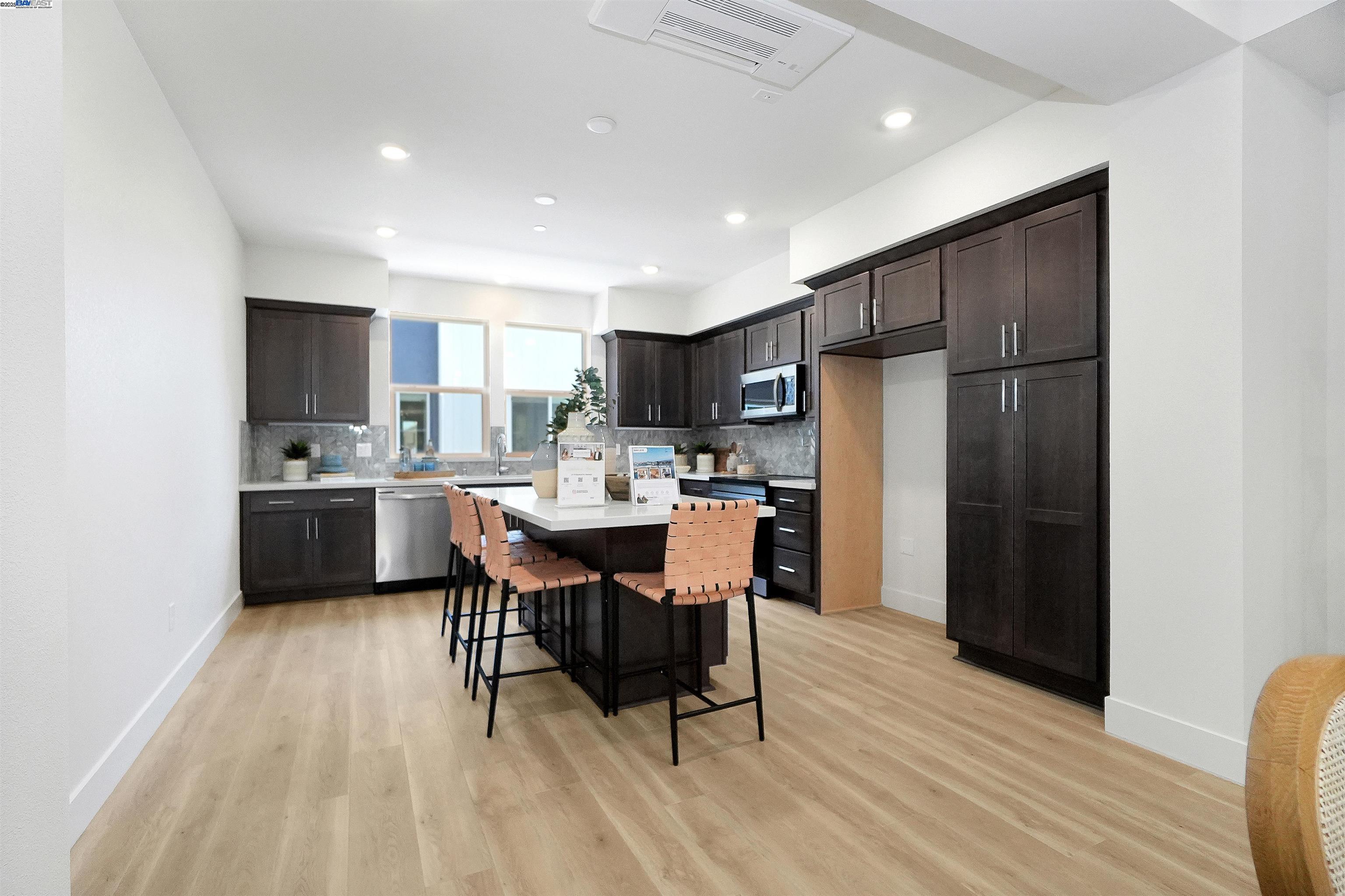 Detail Gallery Image 11 of 39 For 2119 Stanford Street, Alameda,  CA 94501 - 2 Beds | 2/1 Baths
