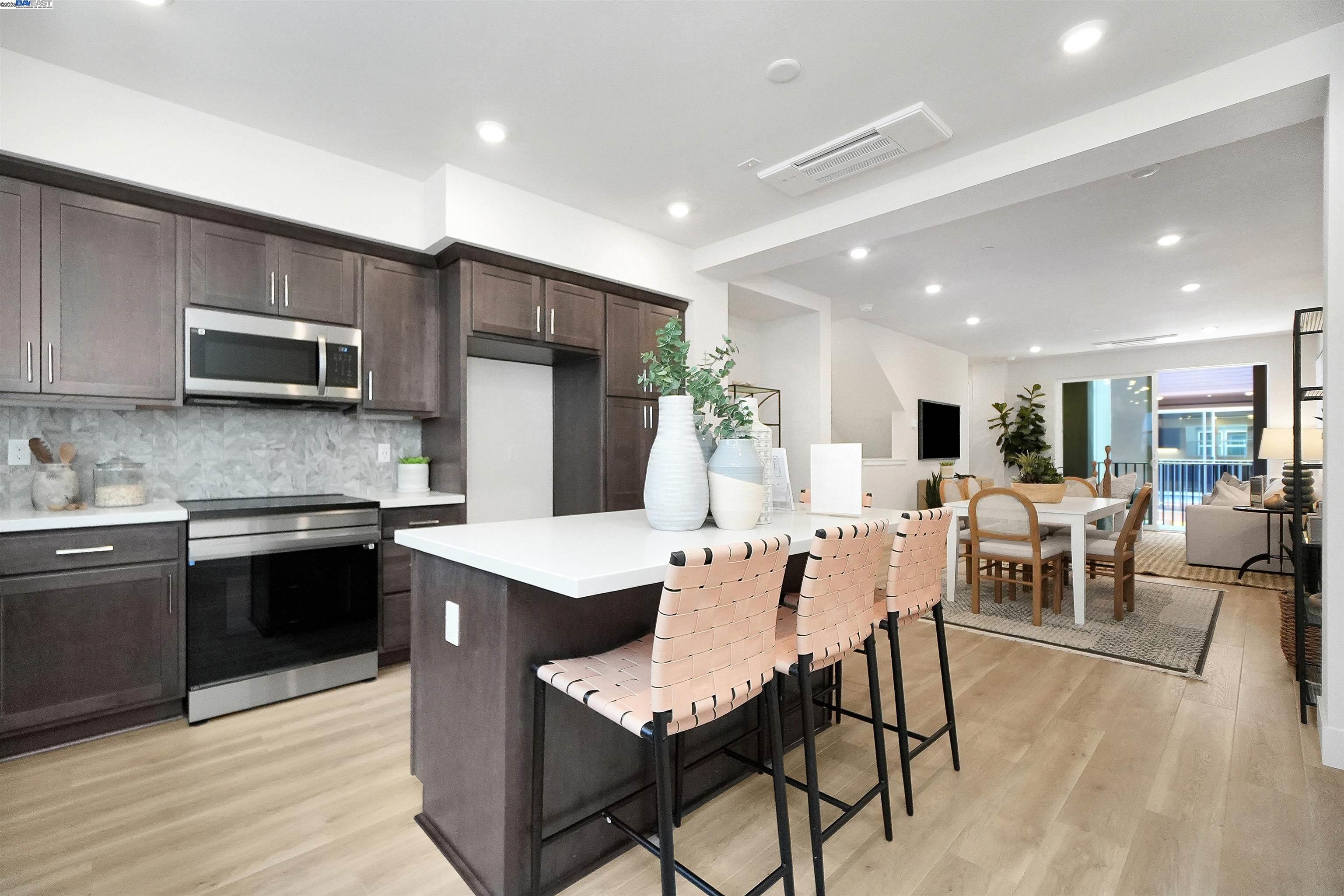 Detail Gallery Image 12 of 39 For 2119 Stanford Street, Alameda,  CA 94501 - 2 Beds | 2/1 Baths