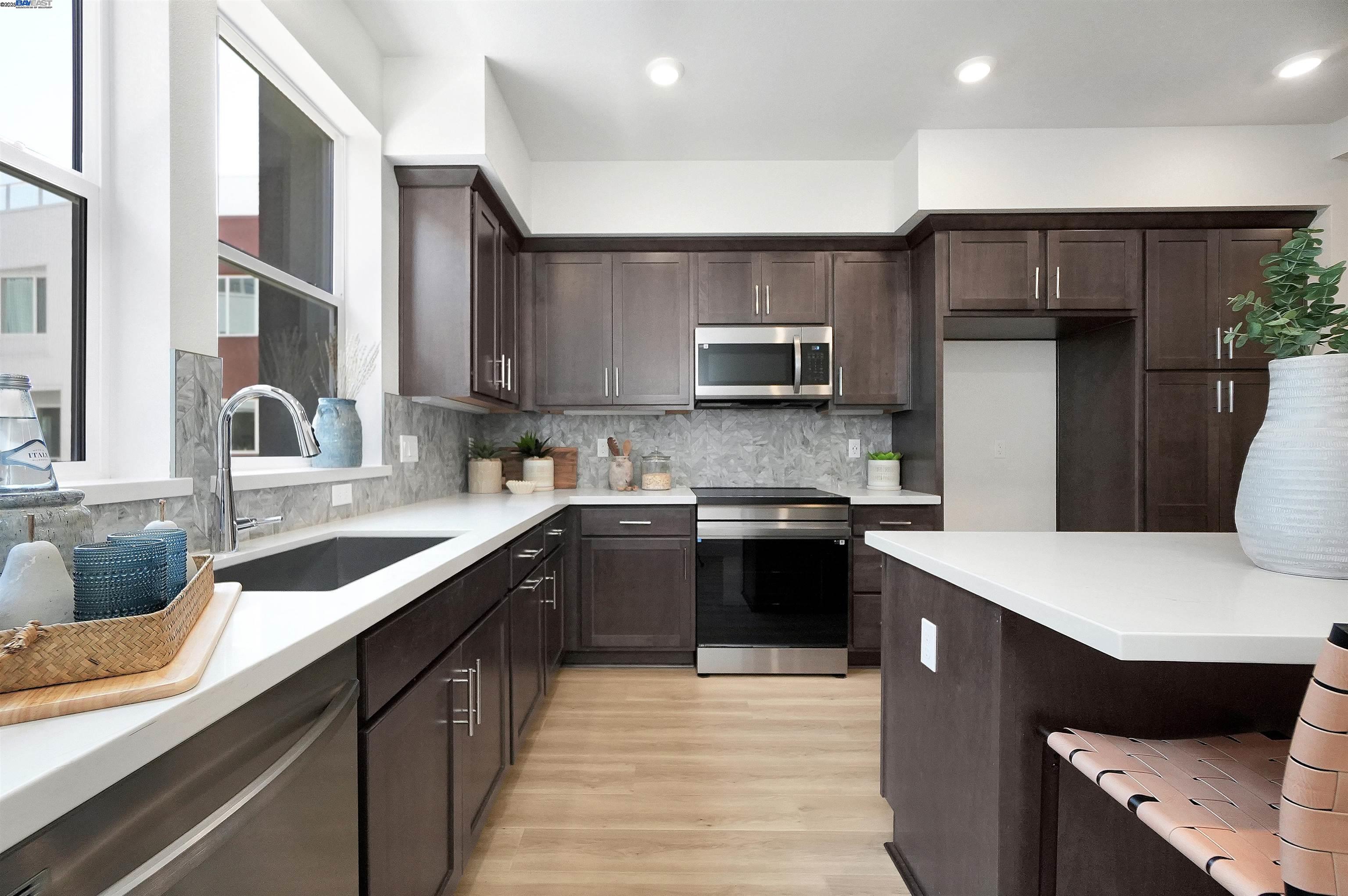 Detail Gallery Image 13 of 39 For 2119 Stanford Street, Alameda,  CA 94501 - 2 Beds | 2/1 Baths