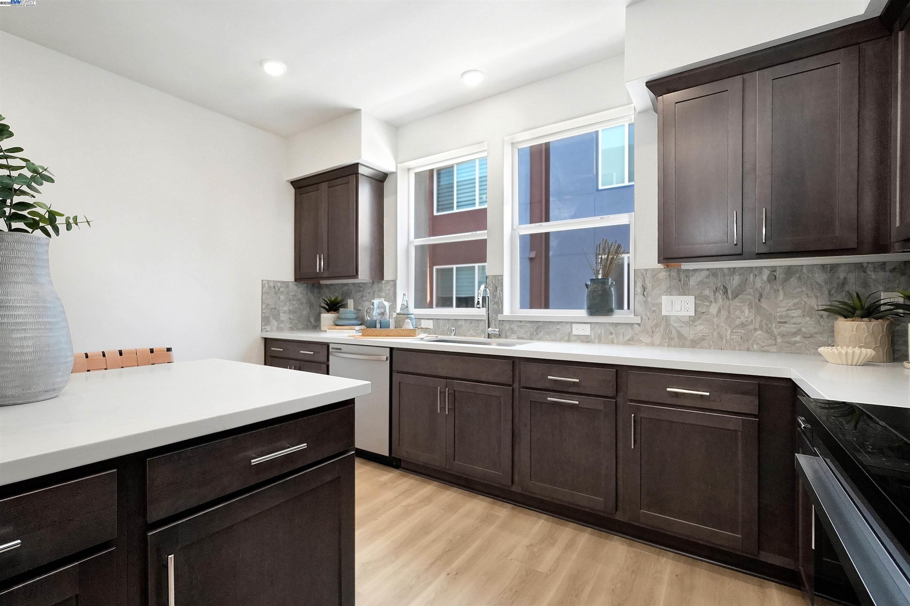 Detail Gallery Image 14 of 39 For 2119 Stanford Street, Alameda,  CA 94501 - 2 Beds | 2/1 Baths