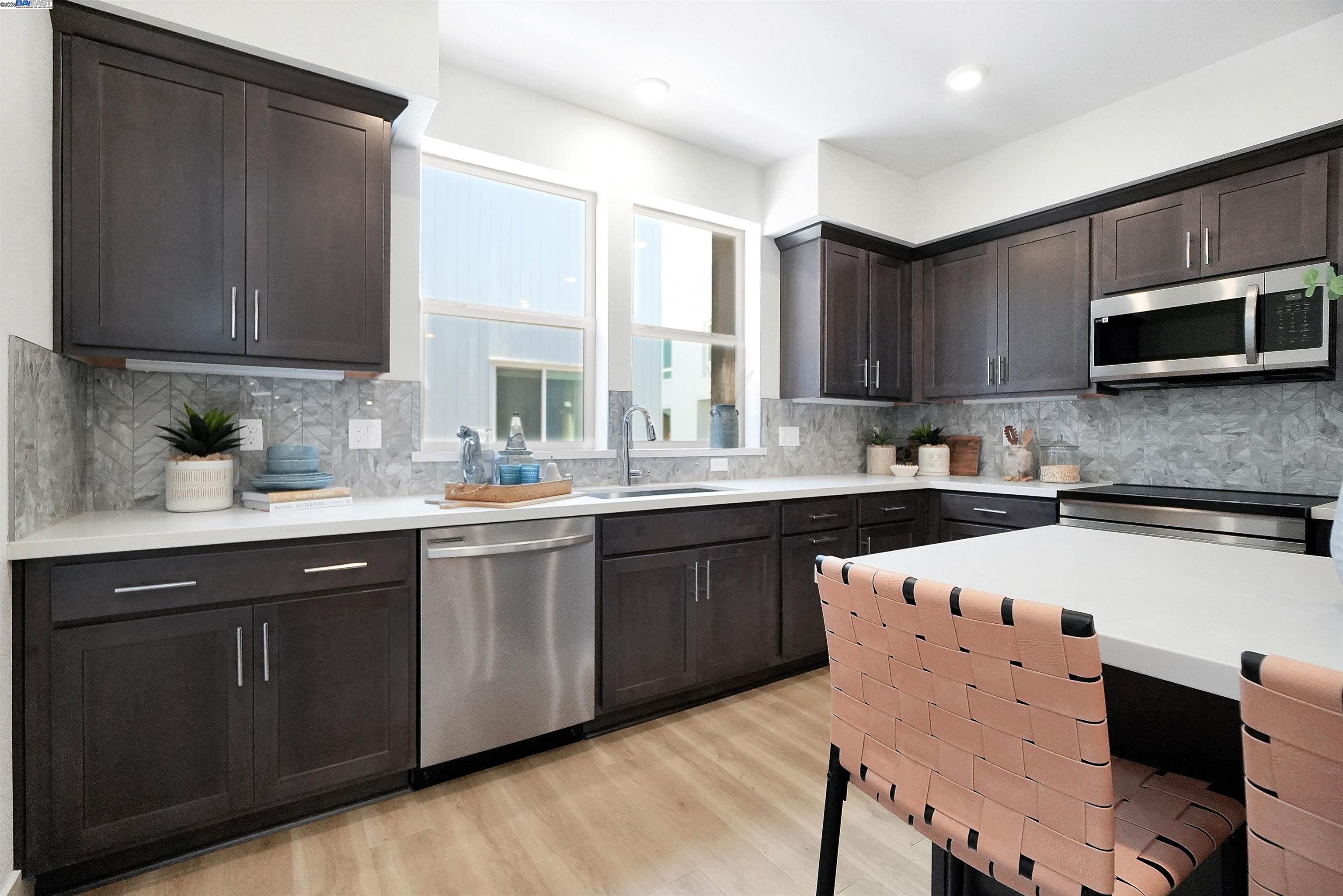 Detail Gallery Image 15 of 39 For 2119 Stanford Street, Alameda,  CA 94501 - 2 Beds | 2/1 Baths