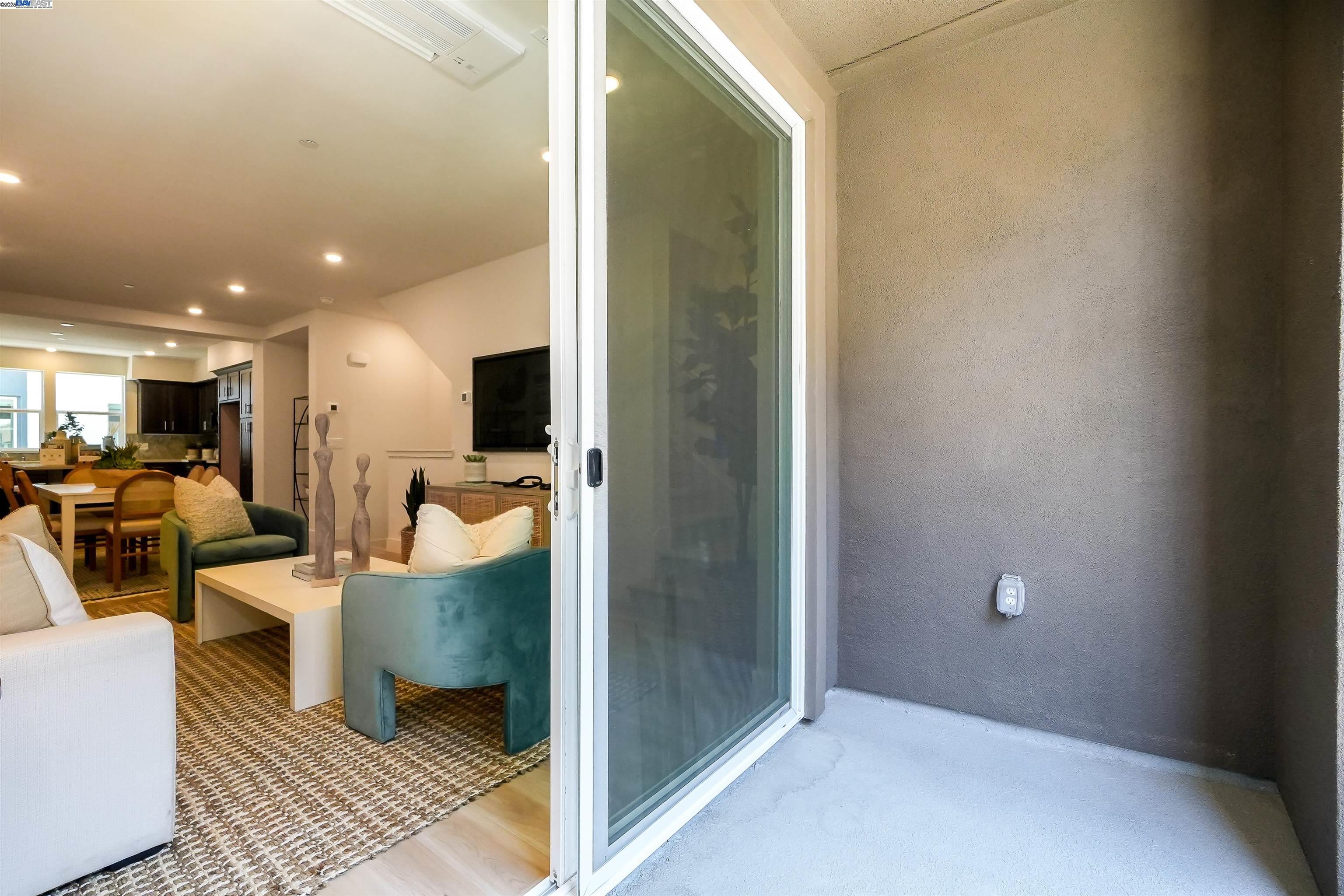 Detail Gallery Image 21 of 39 For 2119 Stanford Street, Alameda,  CA 94501 - 2 Beds | 2/1 Baths