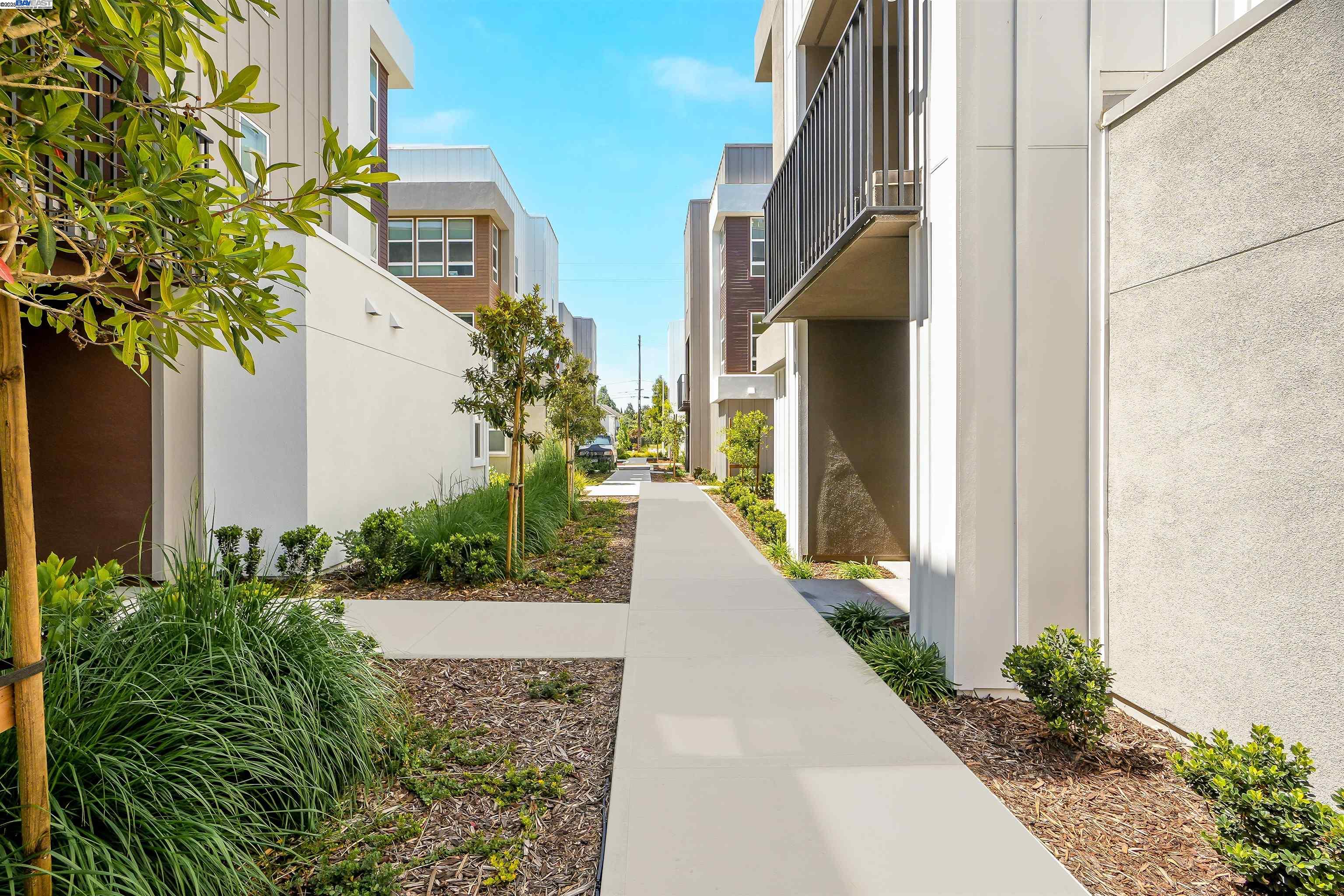 Detail Gallery Image 5 of 39 For 2119 Stanford Street, Alameda,  CA 94501 - 2 Beds | 2/1 Baths