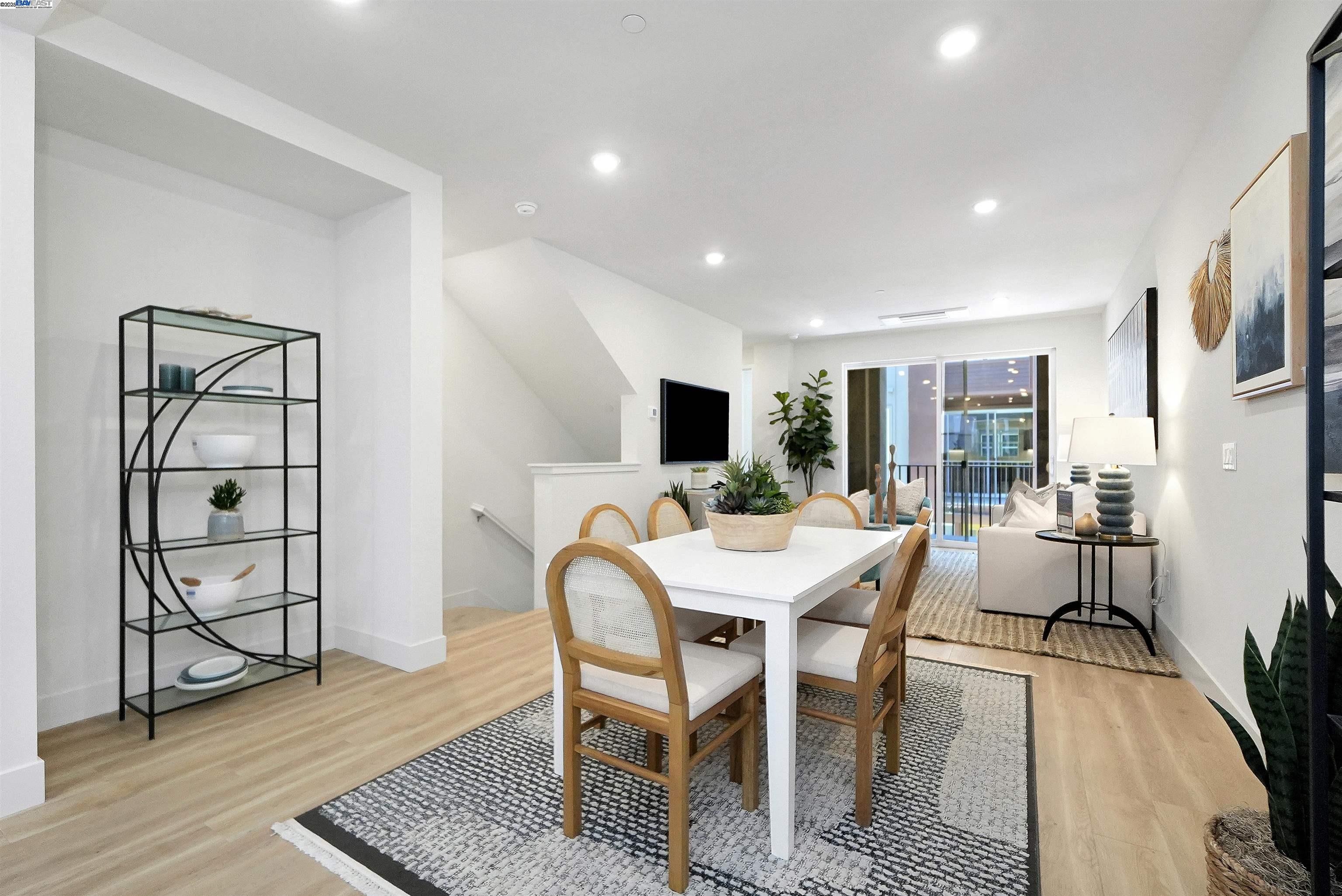 Detail Gallery Image 10 of 39 For 2119 Stanford Street, Alameda,  CA 94501 - 2 Beds | 2/1 Baths