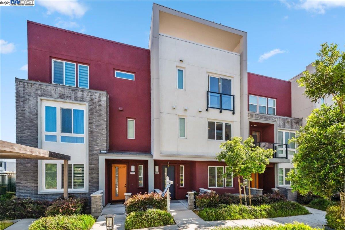 Detail Gallery Image 1 of 36 For 3933 Eminence St, Dublin,  CA 94568 - 4 Beds | 3/1 Baths
