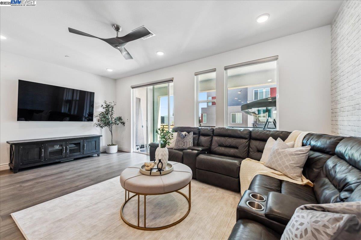 Detail Gallery Image 4 of 36 For 3933 Eminence St, Dublin,  CA 94568 - 4 Beds | 3/1 Baths