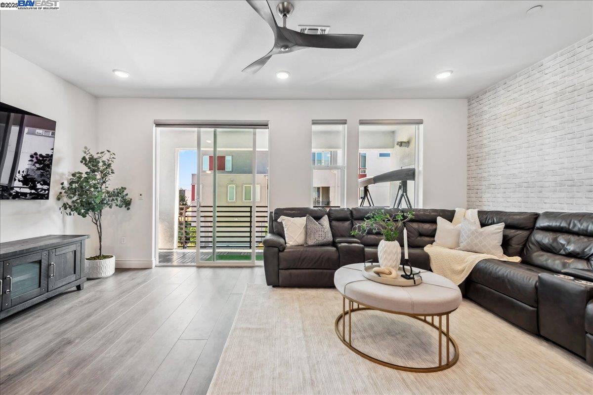 Detail Gallery Image 5 of 36 For 3933 Eminence St, Dublin,  CA 94568 - 4 Beds | 3/1 Baths