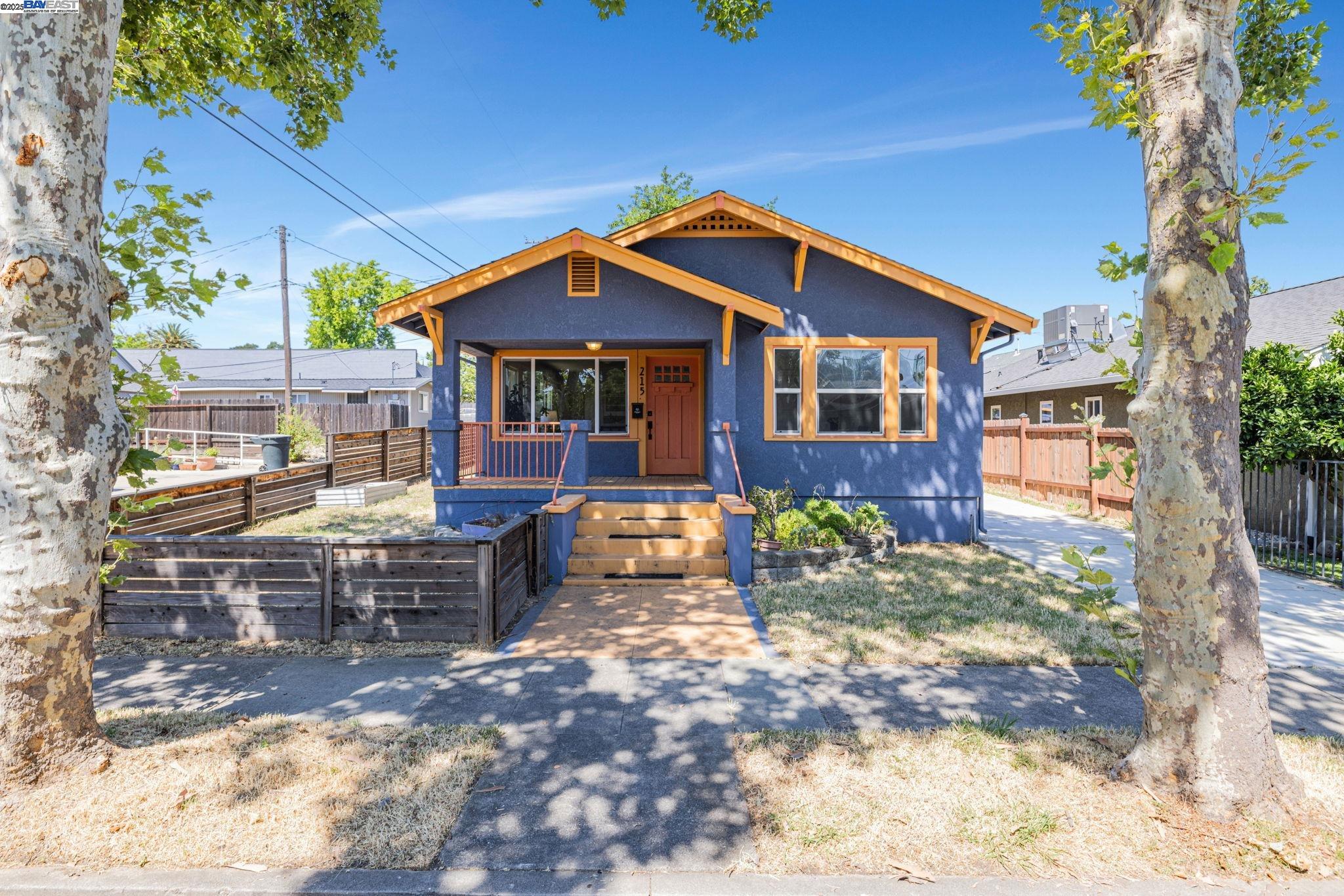Detail Gallery Image 1 of 1 For 215 Placer St, Roseville,  CA 95678 - 3 Beds | 2 Baths