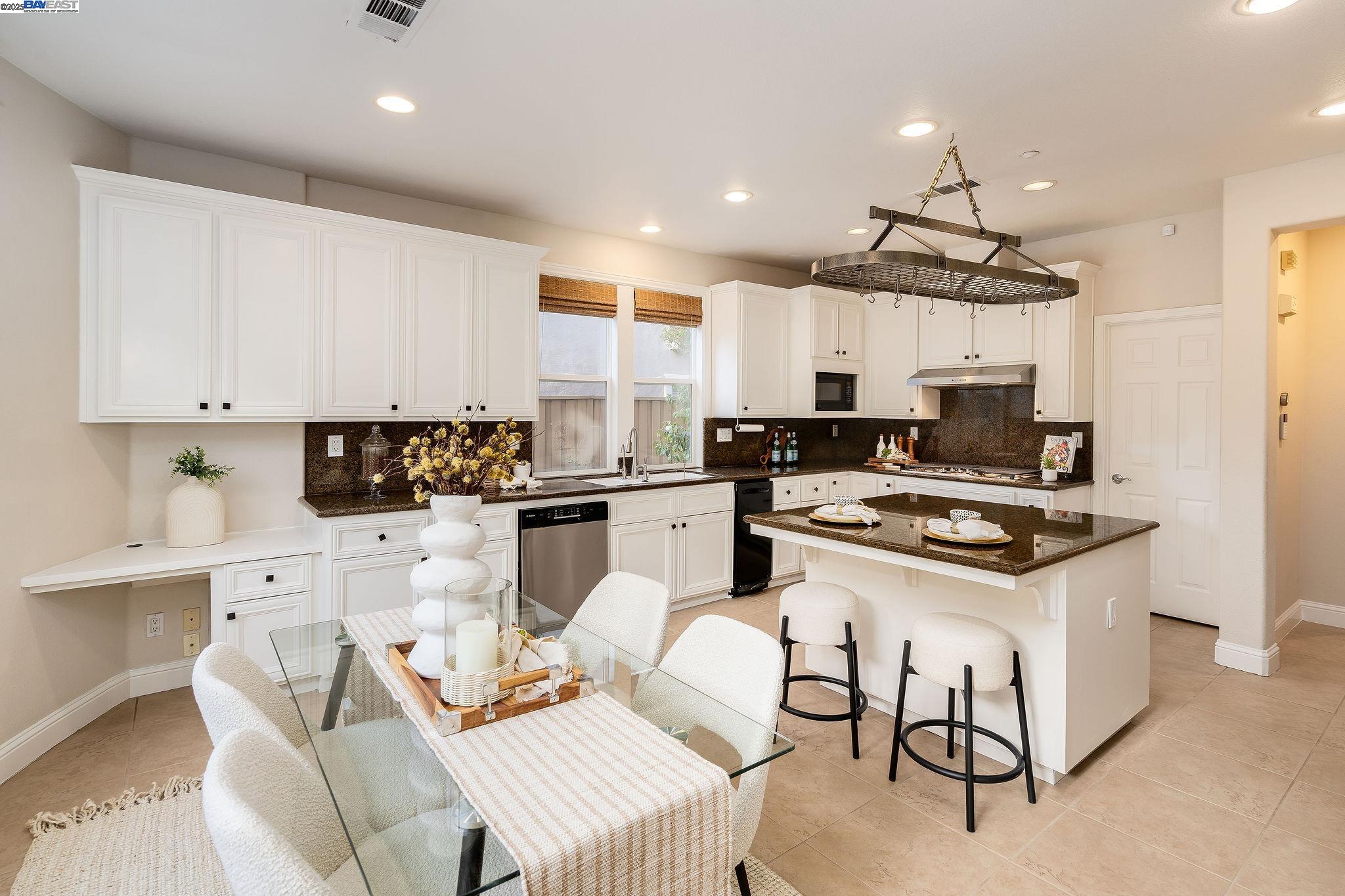 Detail Gallery Image 18 of 59 For 10828 Inspiration Cir, Dublin,  CA 94568 - 5 Beds | 4/1 Baths