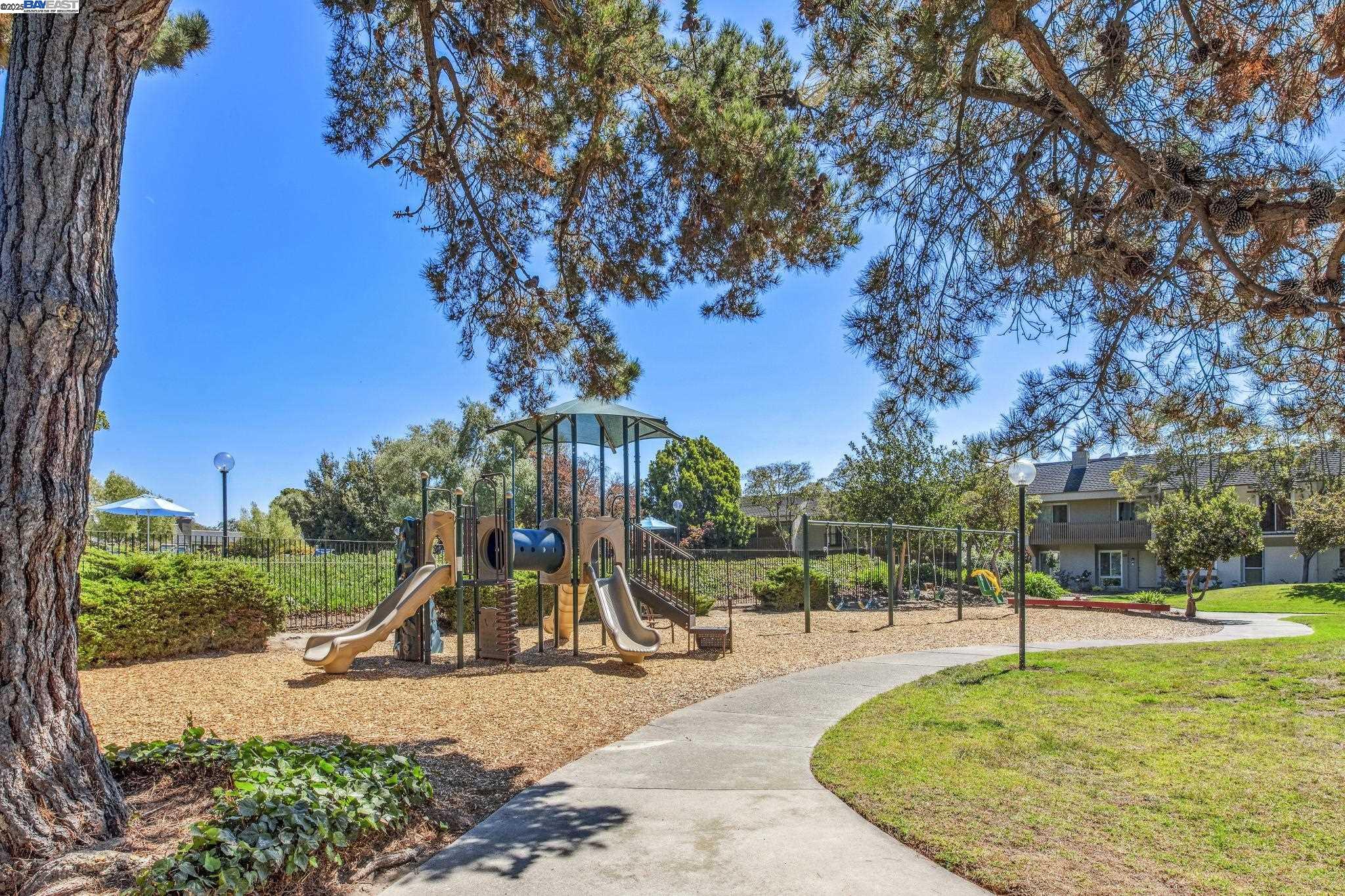 Detail Gallery Image 35 of 41 For 1105 Fontana Dr, Alameda,  CA 94502 - 2 Beds | 1/1 Baths