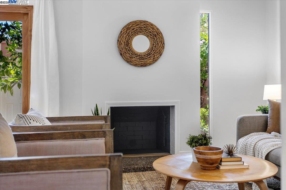Detail Gallery Image 8 of 41 For 1105 Fontana Dr, Alameda,  CA 94502 - 2 Beds | 1/1 Baths