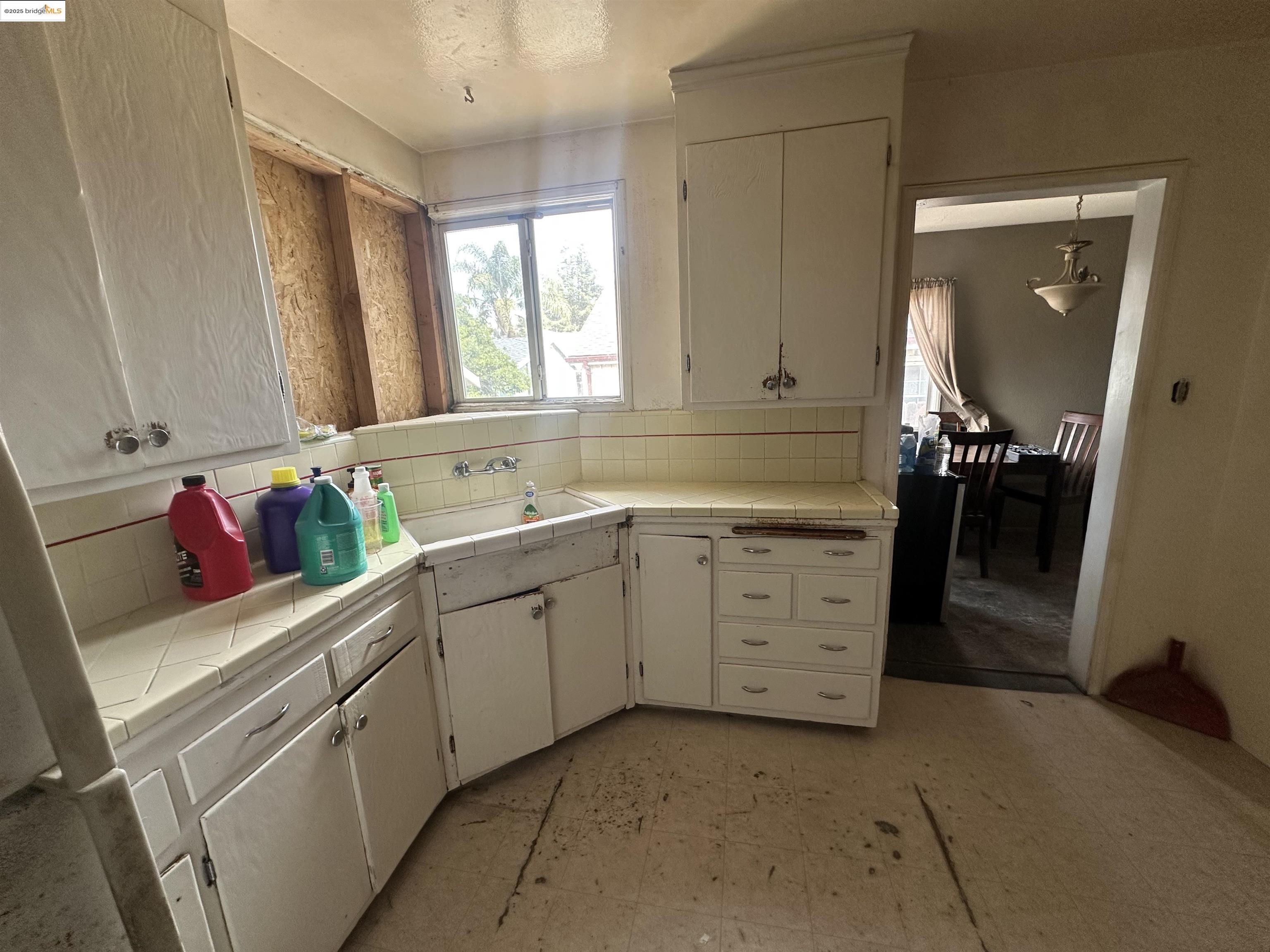 Detail Gallery Image 10 of 27 For 2057 84th Ave, Oakland,  CA 94621 - 2 Beds | 1 Baths