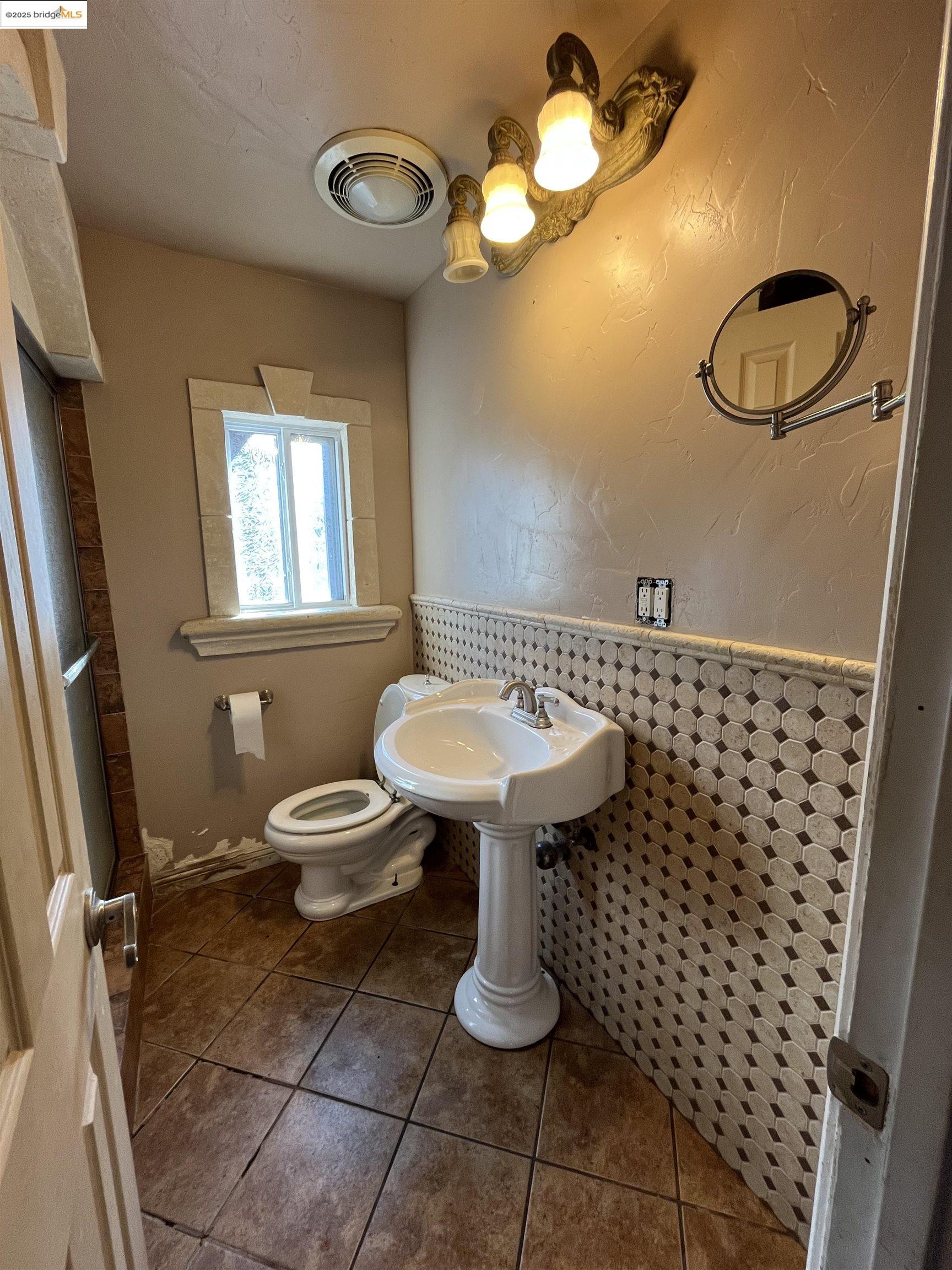 Detail Gallery Image 15 of 27 For 2057 84th Ave, Oakland,  CA 94621 - 2 Beds | 1 Baths