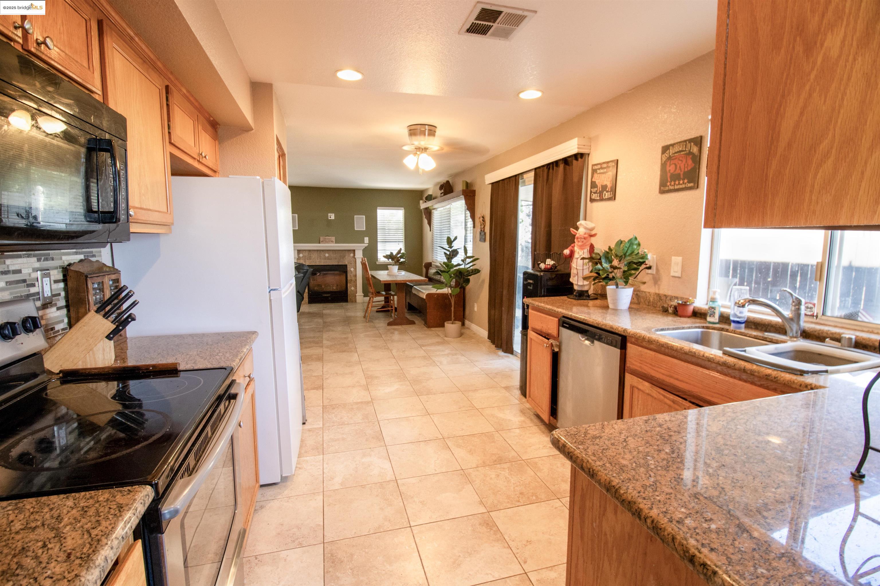 Detail Gallery Image 7 of 23 For 3985 S Coral Ct, Discovery Bay,  CA 94505 - 4 Beds | 2/1 Baths
