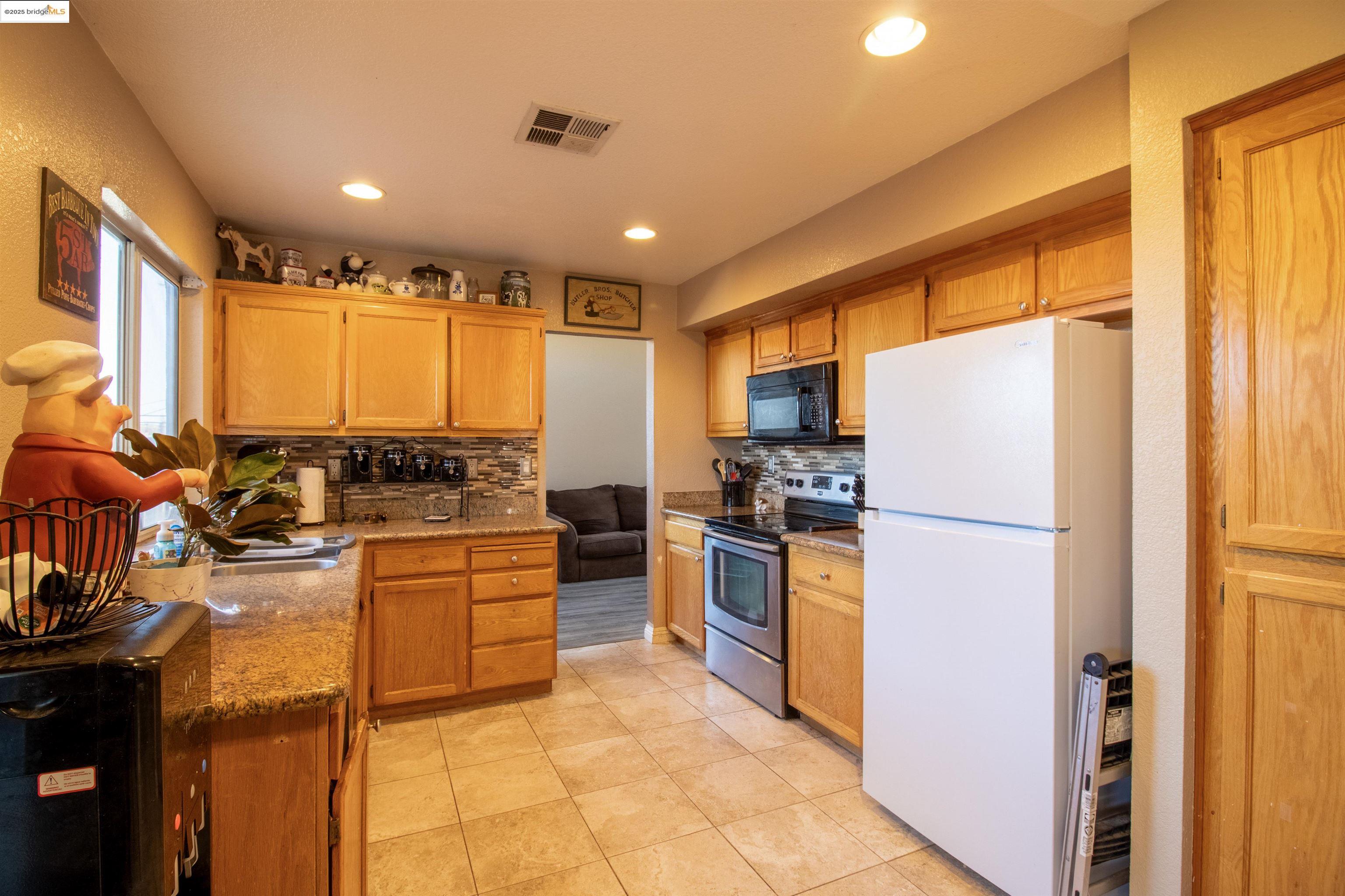 Detail Gallery Image 8 of 23 For 3985 S Coral Ct, Discovery Bay,  CA 94505 - 4 Beds | 2/1 Baths