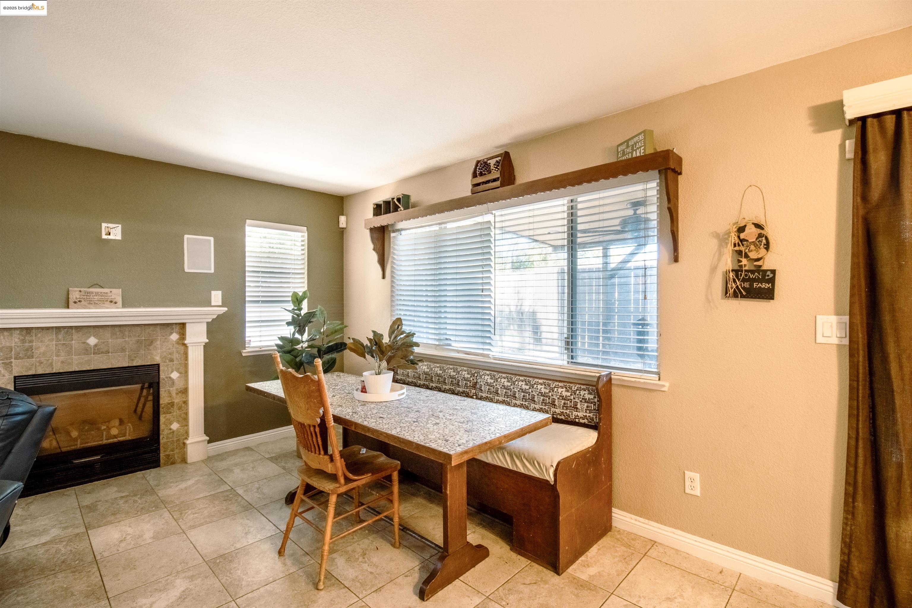 Detail Gallery Image 9 of 23 For 3985 S Coral Ct, Discovery Bay,  CA 94505 - 4 Beds | 2/1 Baths