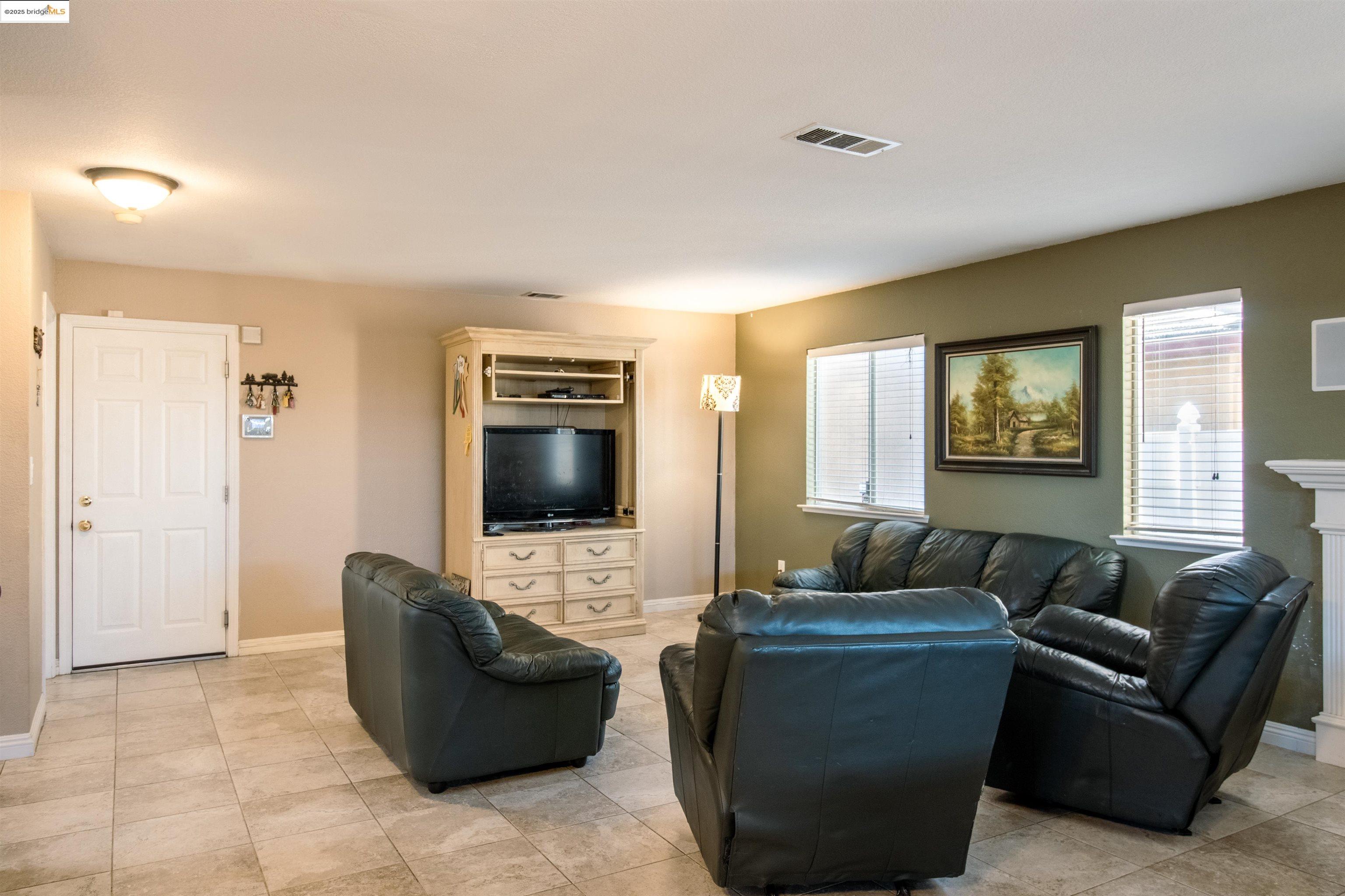 Detail Gallery Image 10 of 23 For 3985 S Coral Ct, Discovery Bay,  CA 94505 - 4 Beds | 2/1 Baths