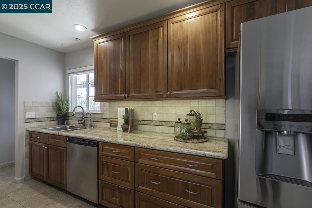 Detail Gallery Image 11 of 32 For 1689 Joelle Dr, Concord,  CA 94521 - 3 Beds | 2/1 Baths