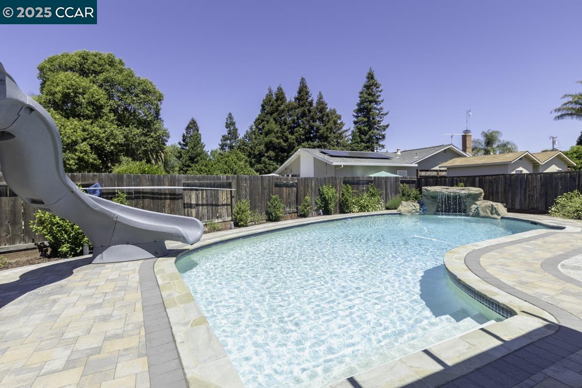 Detail Gallery Image 24 of 32 For 1689 Joelle Dr, Concord,  CA 94521 - 3 Beds | 2/1 Baths