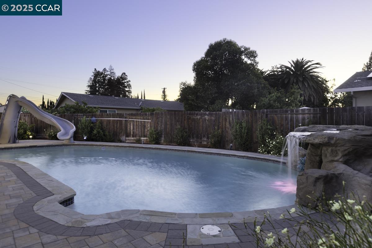 Detail Gallery Image 31 of 32 For 1689 Joelle Dr, Concord,  CA 94521 - 3 Beds | 2/1 Baths