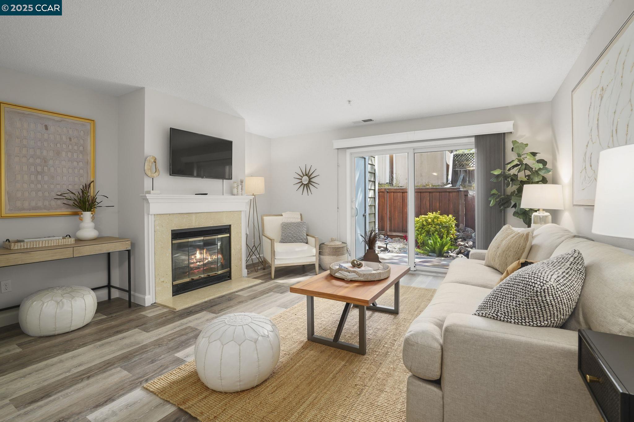 Detail Gallery Image 3 of 27 For 5059 Hiller Ln, Martinez,  CA 94553 - 2 Beds | 2/1 Baths