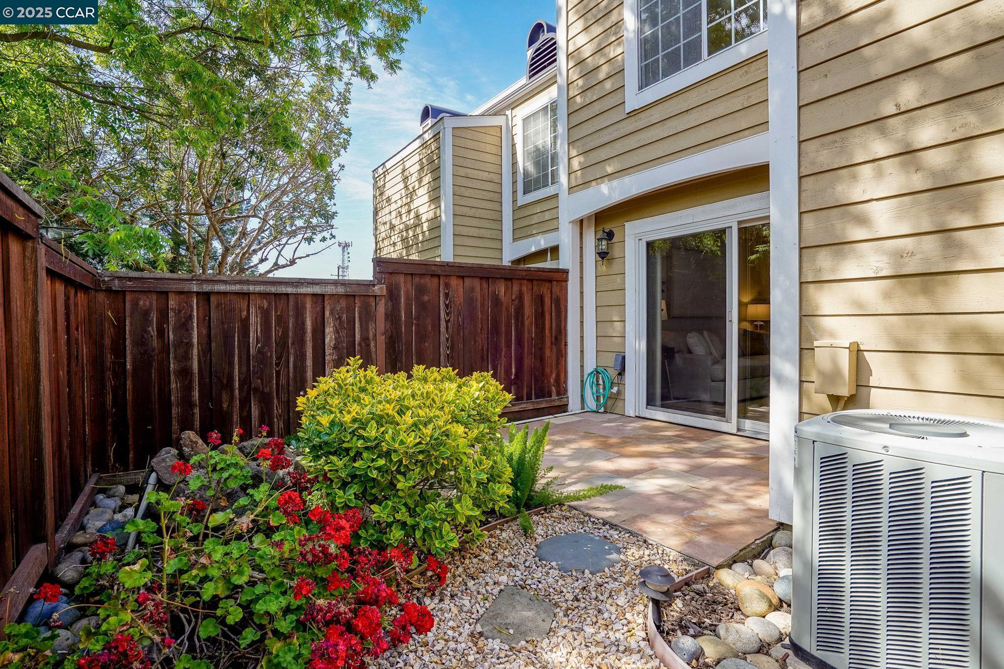 Detail Gallery Image 22 of 27 For 5059 Hiller Ln, Martinez,  CA 94553 - 2 Beds | 2/1 Baths