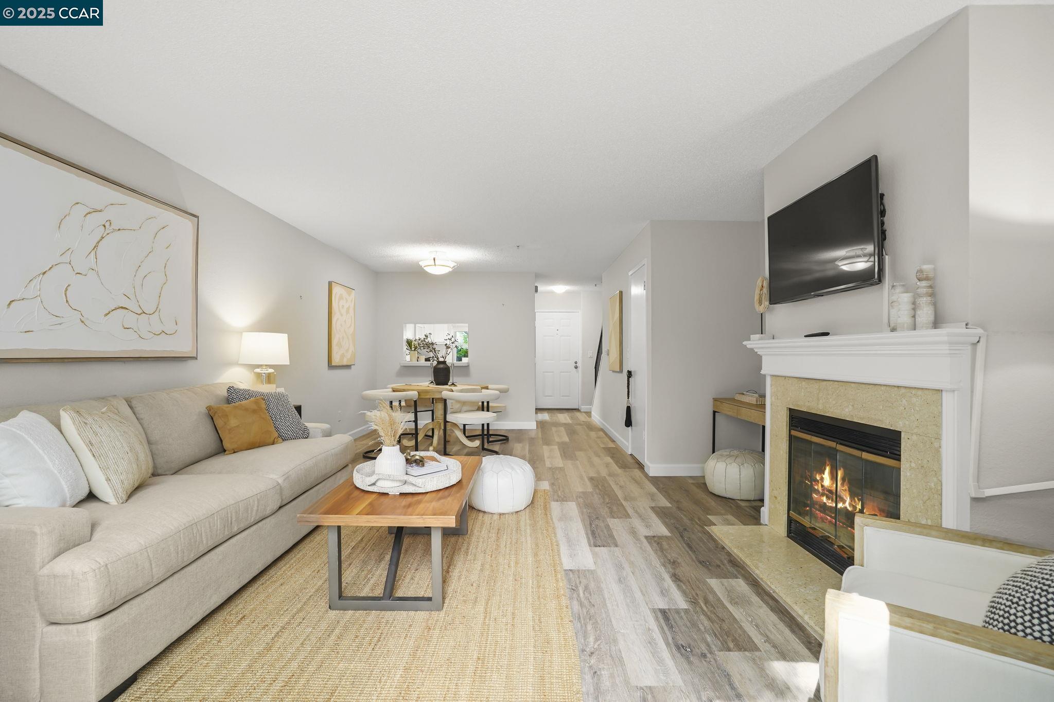 Detail Gallery Image 4 of 27 For 5059 Hiller Ln, Martinez,  CA 94553 - 2 Beds | 2/1 Baths