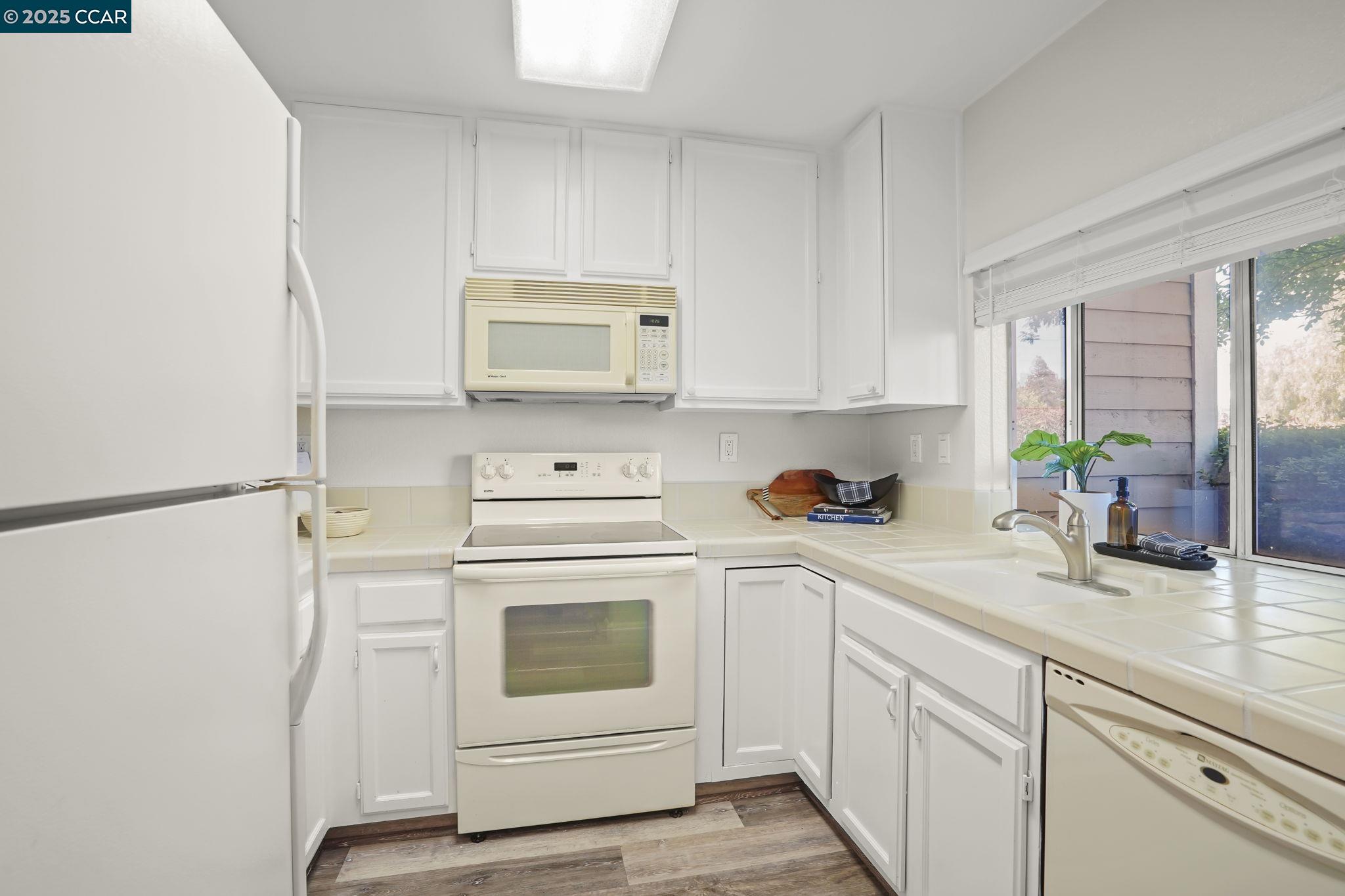 Detail Gallery Image 8 of 27 For 5059 Hiller Ln, Martinez,  CA 94553 - 2 Beds | 2/1 Baths