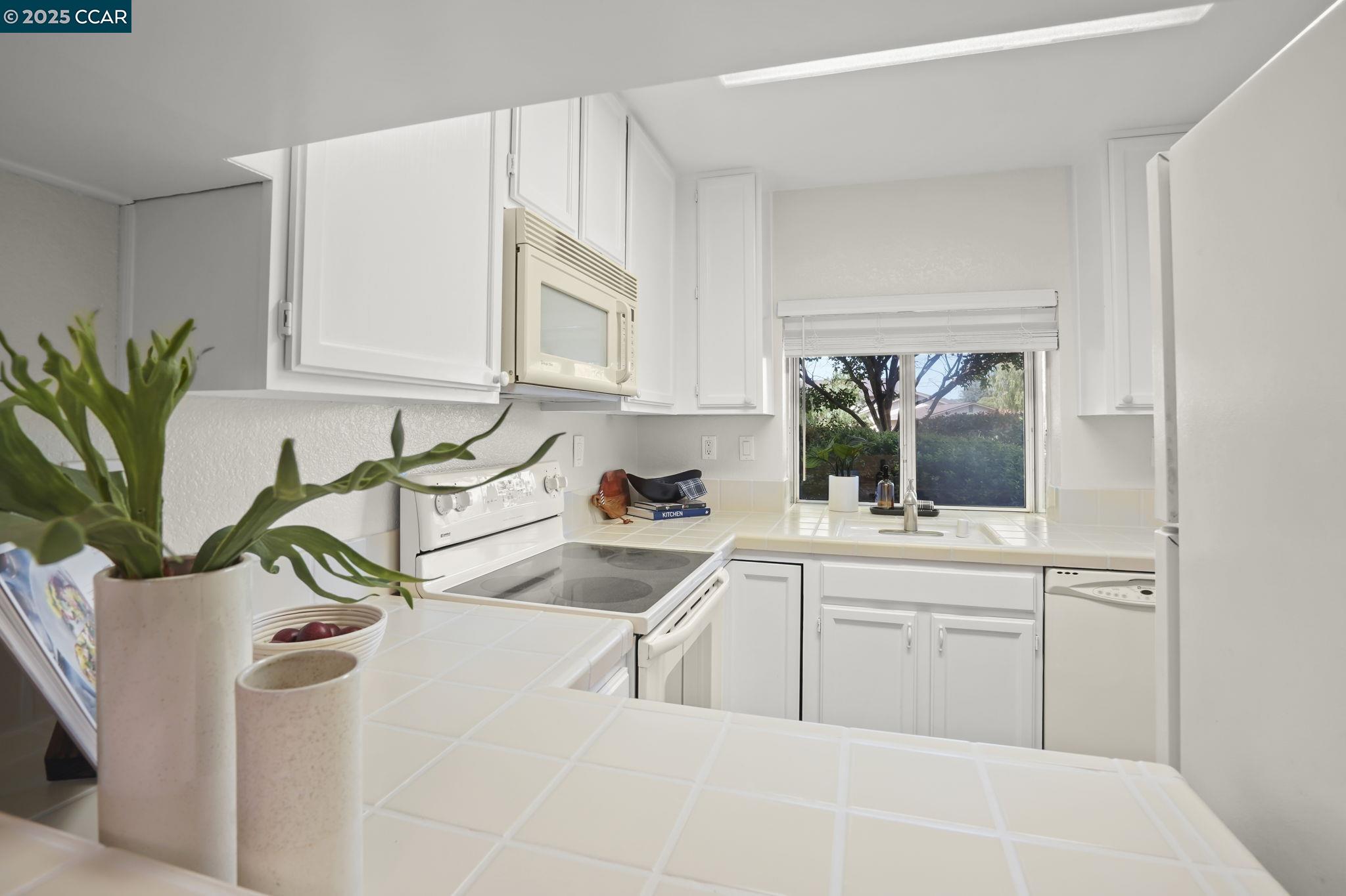 Detail Gallery Image 10 of 27 For 5059 Hiller Ln, Martinez,  CA 94553 - 2 Beds | 2/1 Baths