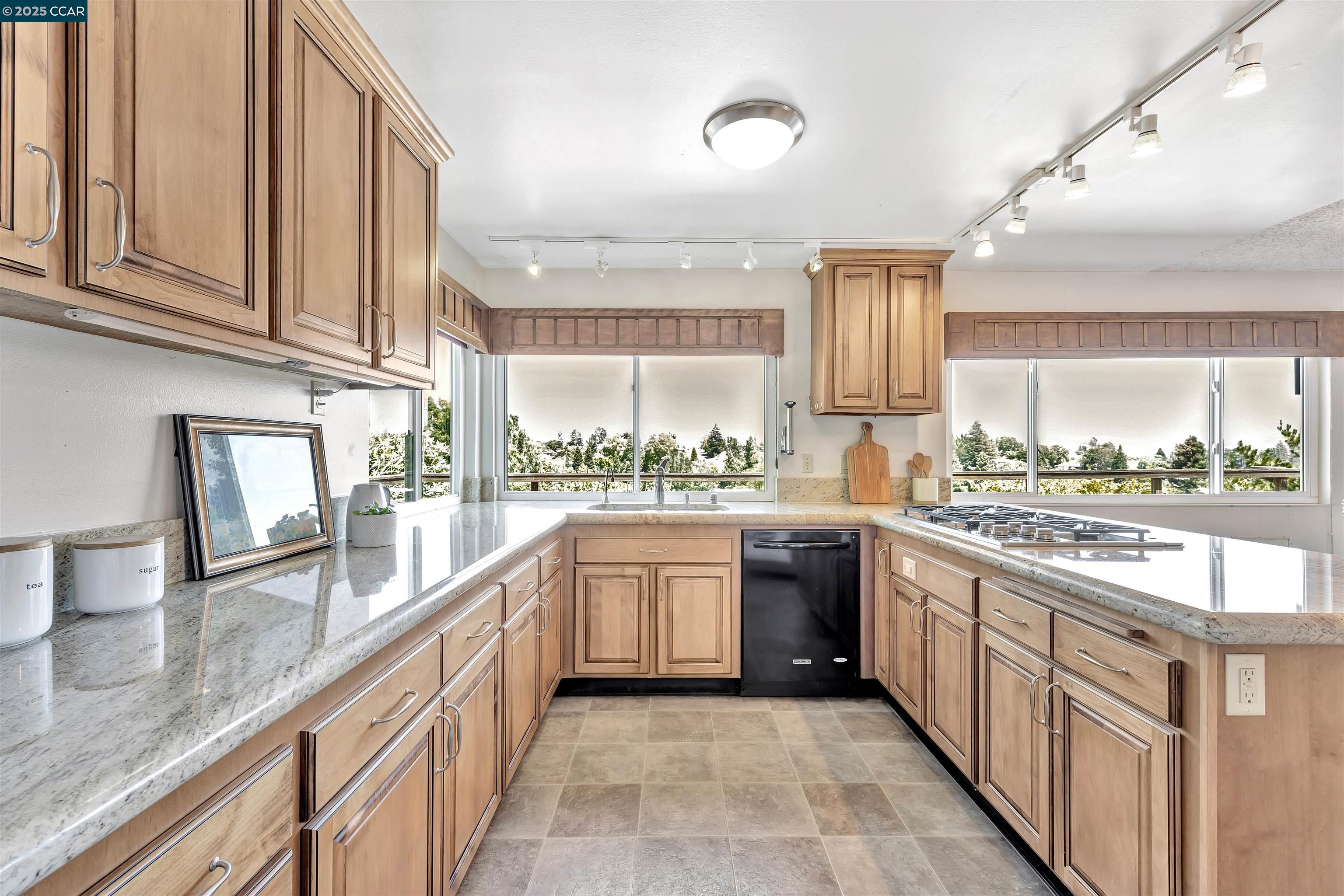 Detail Gallery Image 7 of 27 For 363 Calle La Montana, Moraga,  CA 94556 - 4 Beds | 2/1 Baths