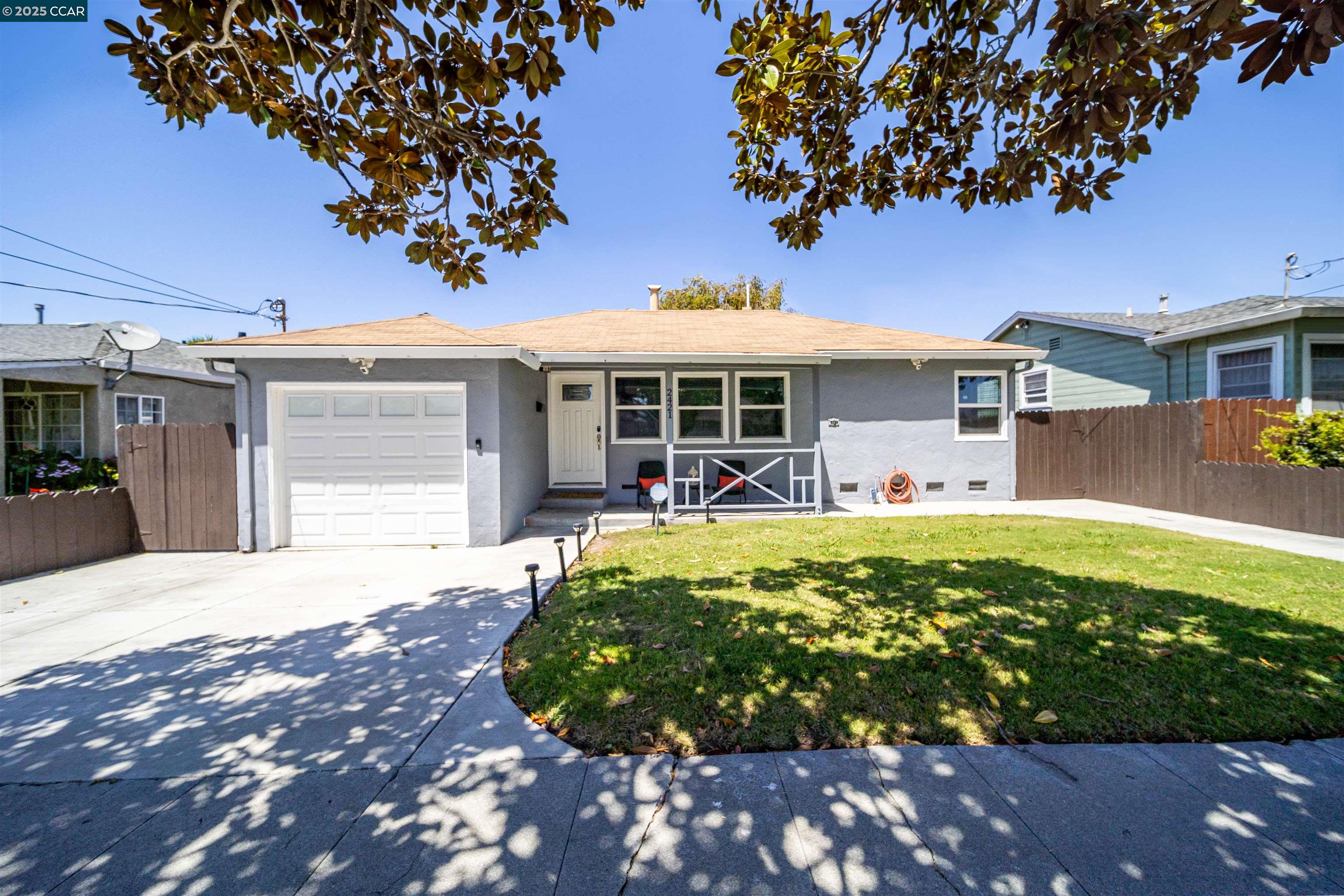 Detail Gallery Image 1 of 39 For 2421 Lincoln Ave, Richmond,  CA 94804 - 3 Beds | 1 Baths