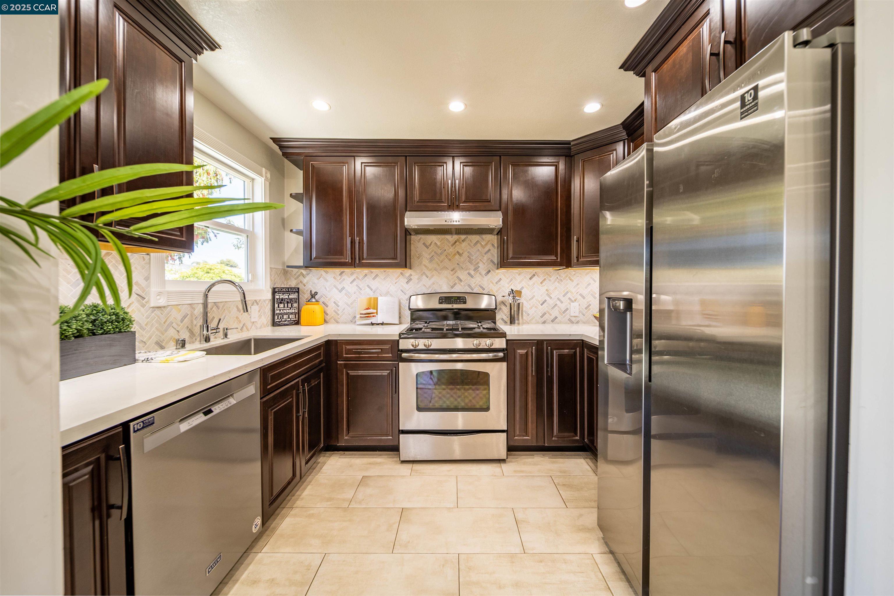 Detail Gallery Image 13 of 39 For 2421 Lincoln Ave, Richmond,  CA 94804 - 3 Beds | 1 Baths