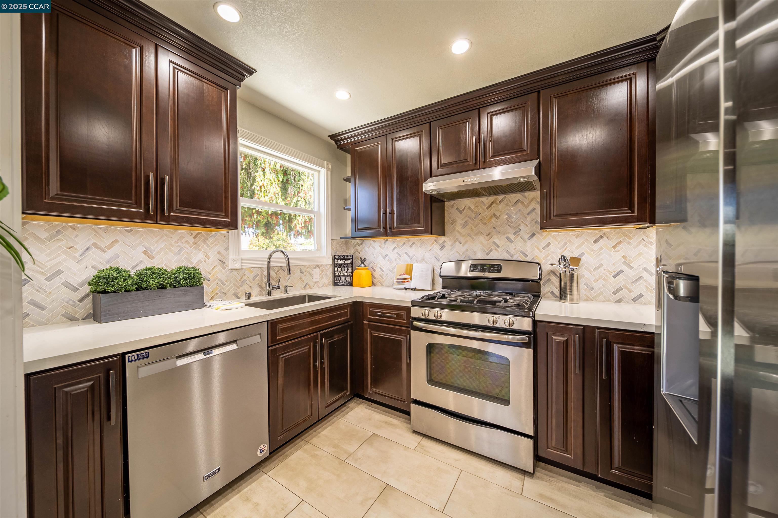 Detail Gallery Image 14 of 39 For 2421 Lincoln Ave, Richmond,  CA 94804 - 3 Beds | 1 Baths
