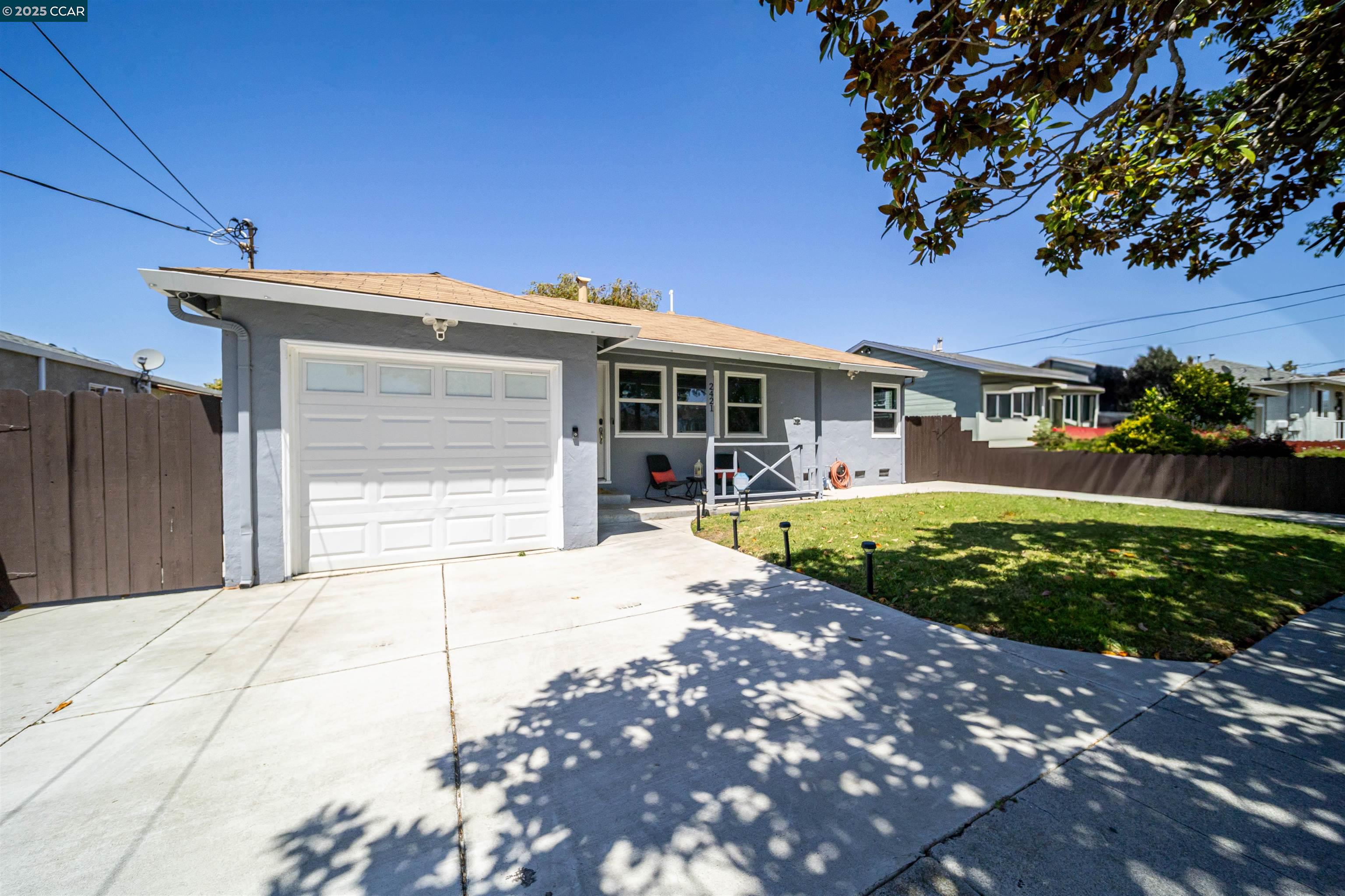 Detail Gallery Image 3 of 39 For 2421 Lincoln Ave, Richmond,  CA 94804 - 3 Beds | 1 Baths