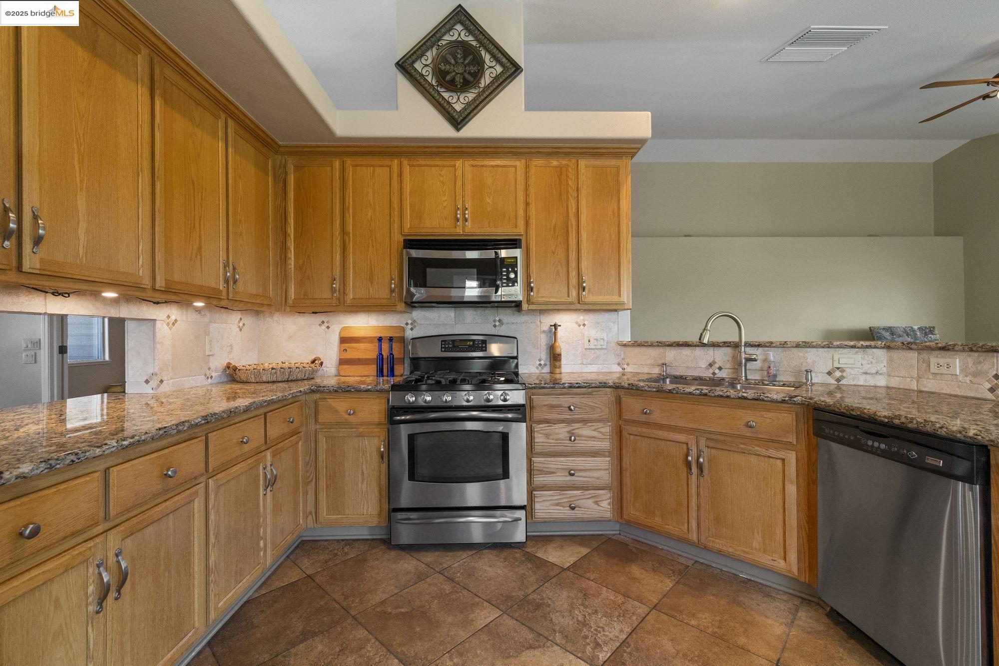 Detail Gallery Image 15 of 48 For 16399 Crestridge Ave, Sonora,  CA 95370 - 3 Beds | 3 Baths