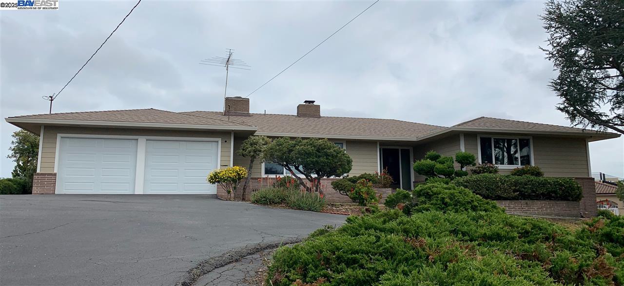 Detail Gallery Image 6 of 31 For 2755 Pineridge Rd, Castro Valley,  CA 94546 - 3 Beds | 2 Baths
