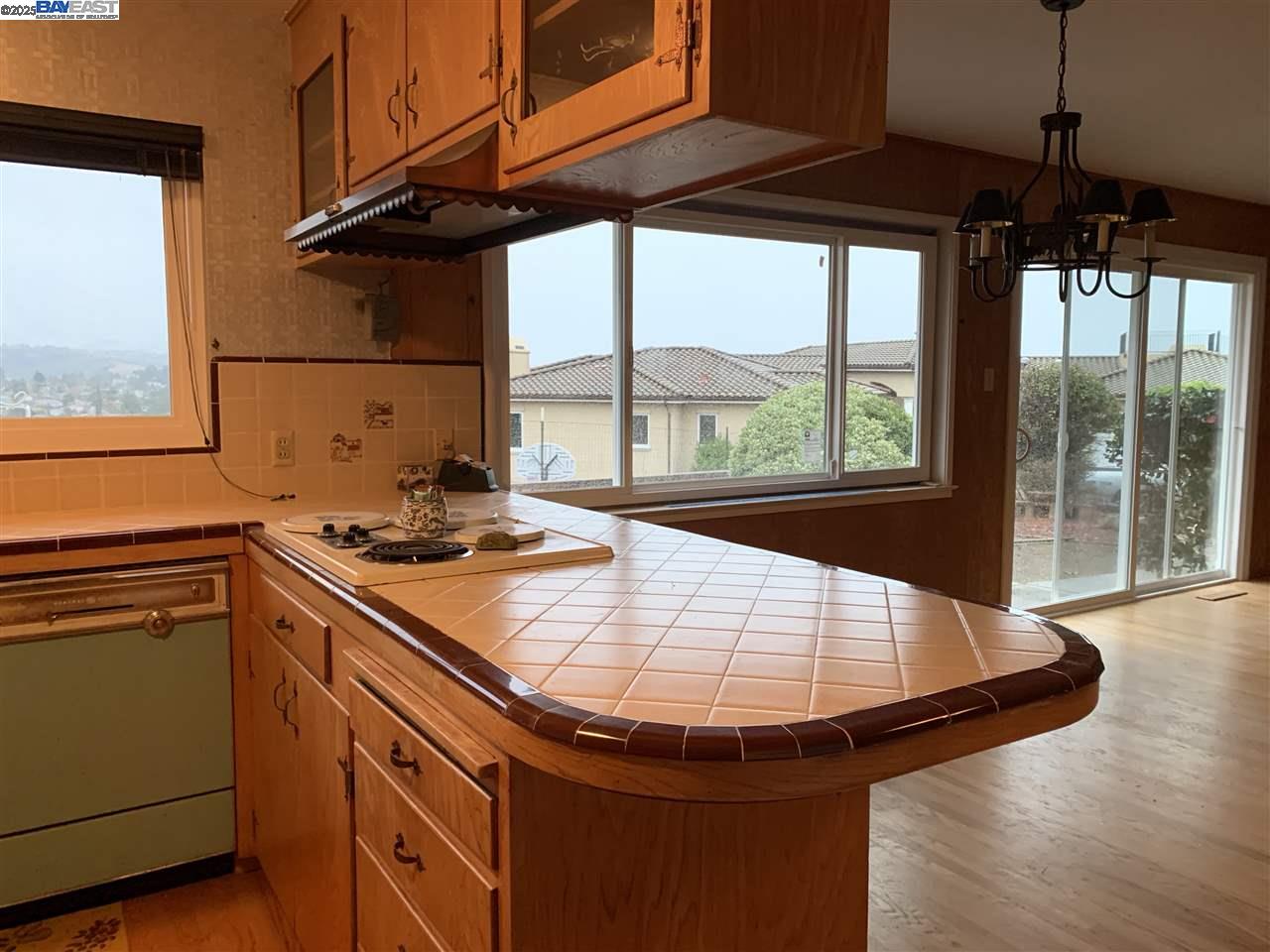 Detail Gallery Image 9 of 31 For 2755 Pineridge Rd, Castro Valley,  CA 94546 - 3 Beds | 2 Baths