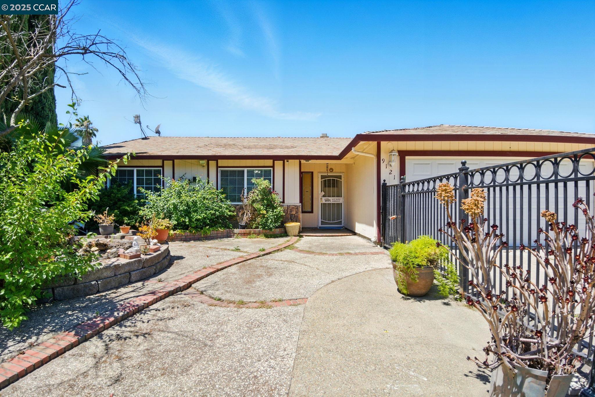 Detail Gallery Image 1 of 30 For 9121 Eaglepoint Ln, Stockton,  CA 95210 - 3 Beds | 2 Baths
