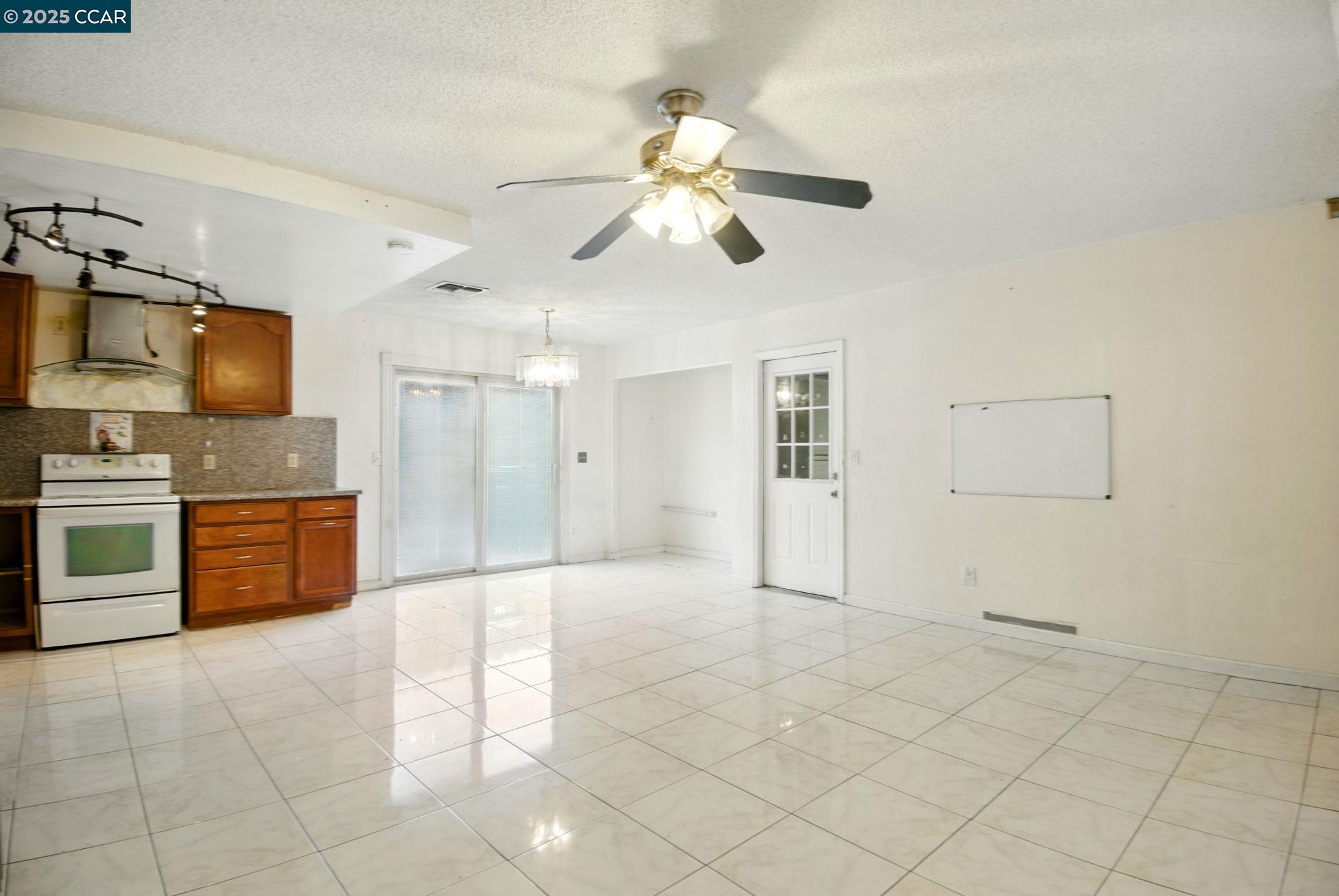 Detail Gallery Image 12 of 30 For 9121 Eaglepoint Ln, Stockton,  CA 95210 - 3 Beds | 2 Baths