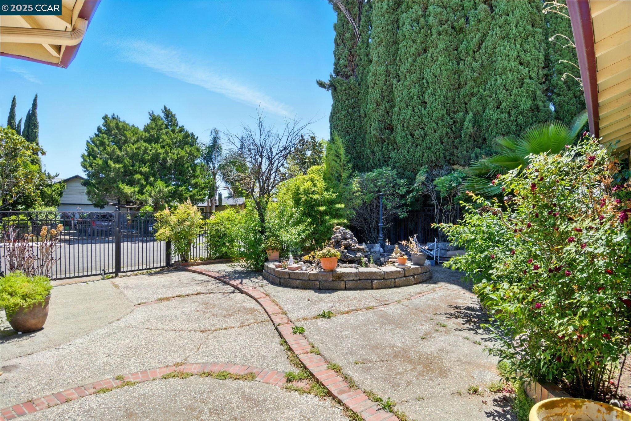 Detail Gallery Image 3 of 30 For 9121 Eaglepoint Ln, Stockton,  CA 95210 - 3 Beds | 2 Baths