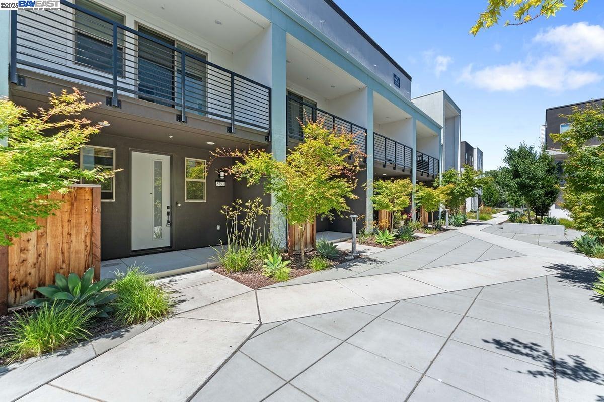 Detail Gallery Image 2 of 29 For 5753 Vibrant Loop, San Jose,  CA 95119 - 2 Beds | 2/1 Baths
