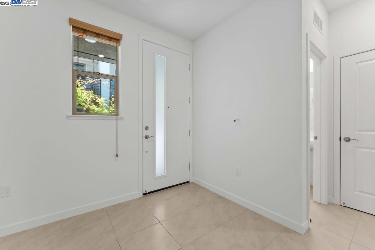 Detail Gallery Image 4 of 29 For 5753 Vibrant Loop, San Jose,  CA 95119 - 2 Beds | 2/1 Baths