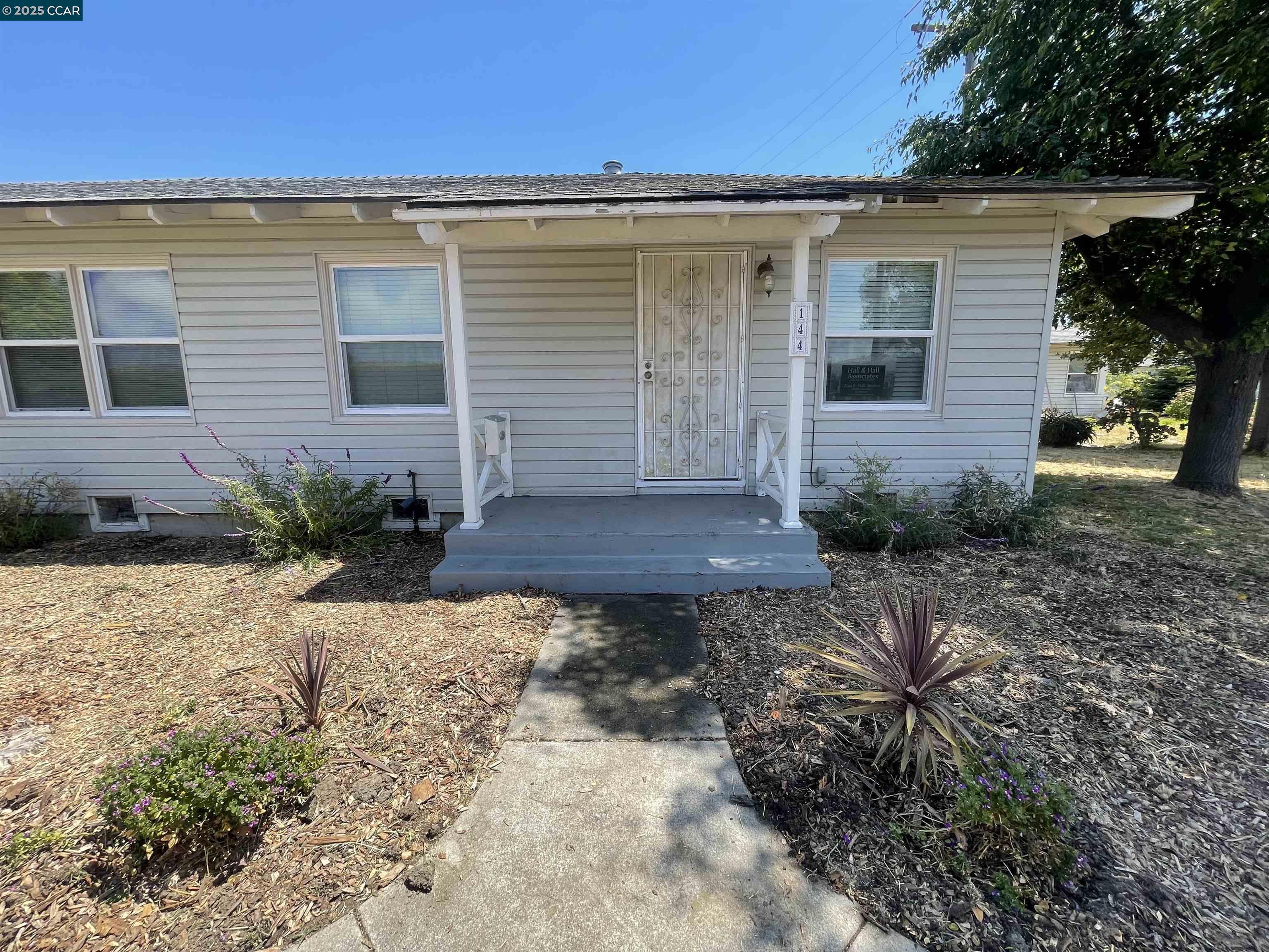 Detail Gallery Image 3 of 21 For 144 Garrard Blvd, Richmond,  CA 94801 - 3 Beds | 1 Baths
