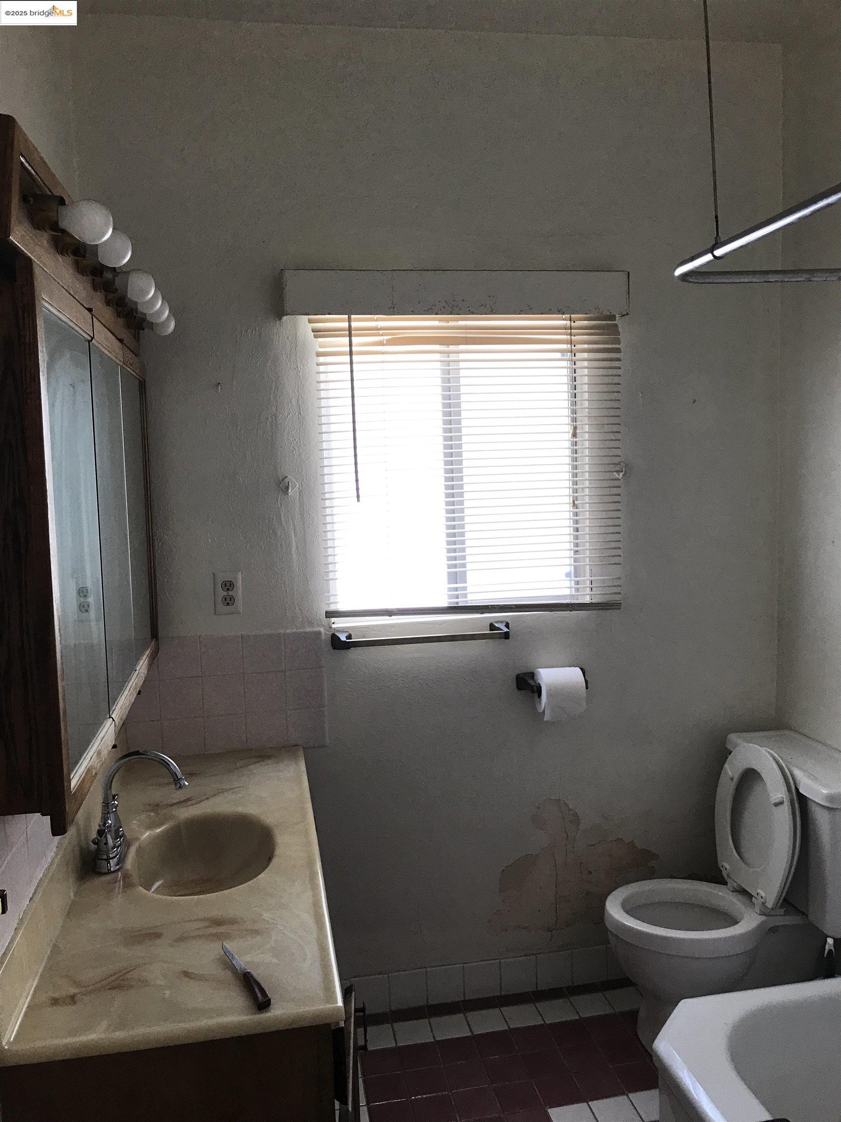 5607 Edgerly St, Oakland, California 94621, 2 Bedrooms Bedrooms, 5 Rooms Rooms,1 BathroomBathrooms,Residential,For Sale,5607 Edgerly St,41098885