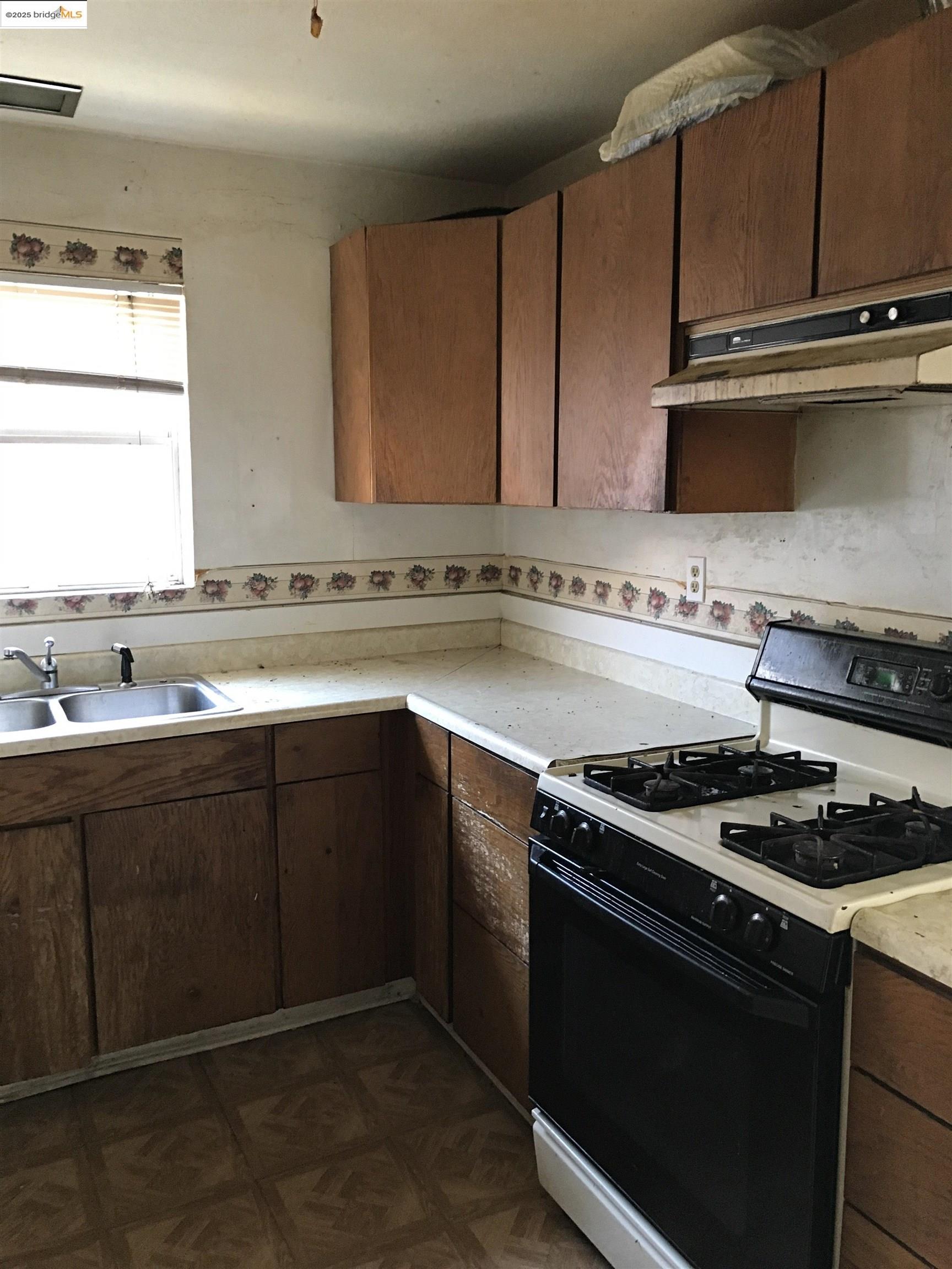 5607 Edgerly St, Oakland, California 94621, 2 Bedrooms Bedrooms, 5 Rooms Rooms,1 BathroomBathrooms,Residential,For Sale,5607 Edgerly St,41098885