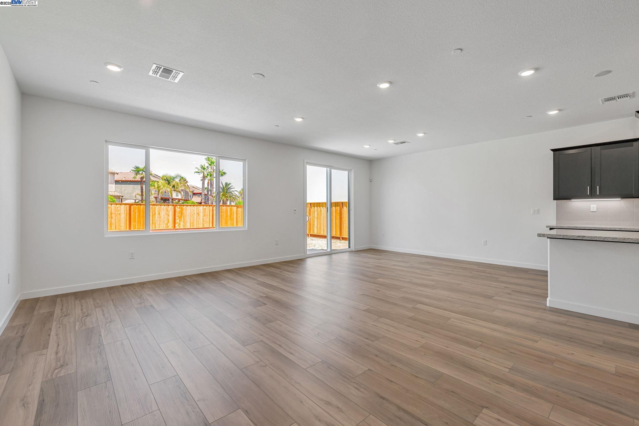 Detail Gallery Image 4 of 11 For 359 Astilbe Street, Discovery Bay,  CA 94505 - 3 Beds | 2 Baths