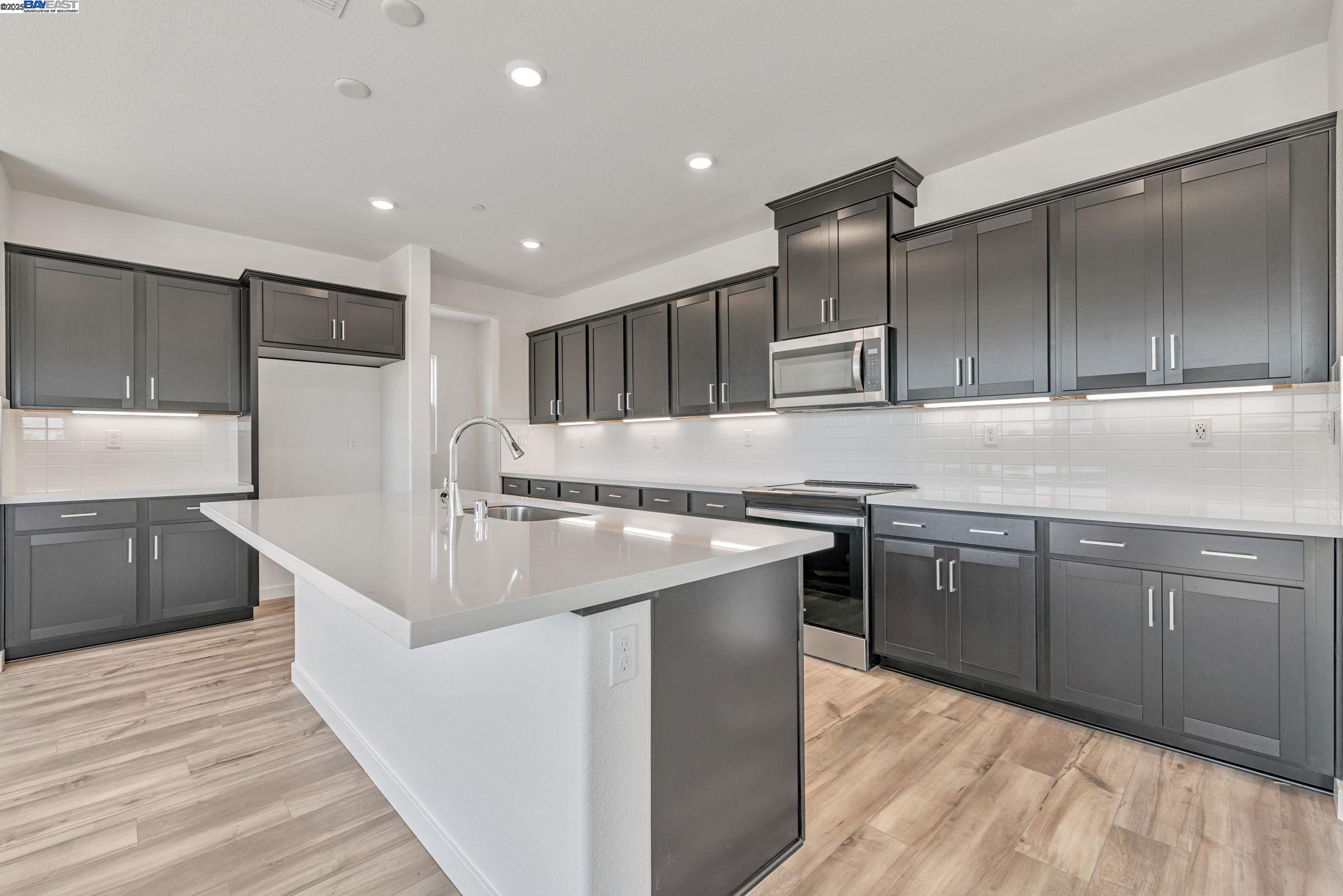 Detail Gallery Image 2 of 12 For 362 Astilbe Street, Discovery Bay,  CA 94505 - 5 Beds | 3/1 Baths